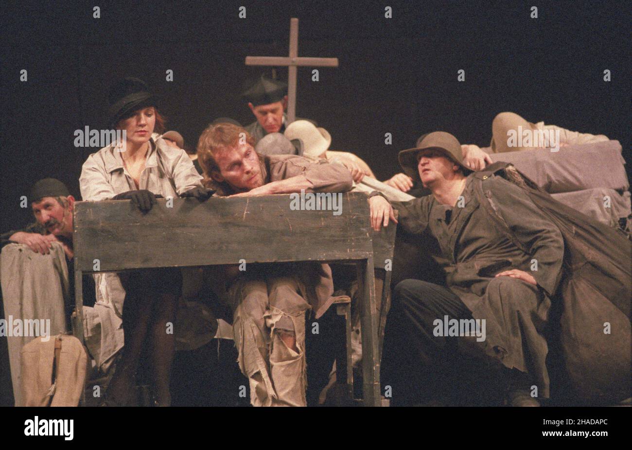 Kraków 02,1990. Spektakl pt. Nigdy tu ju¿ nie powrócê, w re¿yserii Tadeusza Kantora, wystawiony w Starym Teatrze. NZ. m.in. Les³aw Janicki, jako chasyd (1L), Teresa We³miñska, jako Ksiê¿na Kremliñska (2L), Bogdan Renczyñski, jako Lokaj Ksiê¿nej (oparty na ³awce), Jan Ksi¹¿ek jako Wielki Gimnastyk (P). wb PAP/Jerzy Ochoñski Dok³adny dzieñ wydarzenia nieustalony. Krakau Februar 1990. Die Aufführung mit dem Titel I will Never Come Here unter der Regie von Tadeusz Kantor im Stary Theater. Im Bild: Leslaw Janicki als hassidische Jüdin (1st links), Teresa Welminska in der Rolle der Prinzessin Kremli Stockfoto