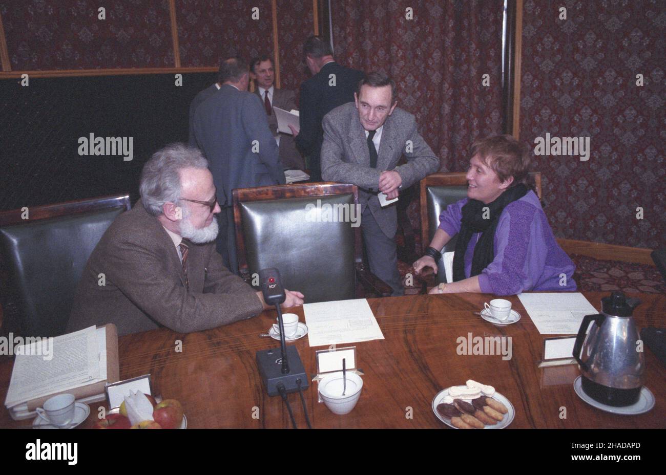 Warszawa 02,1990. Posiedzenie rz¹du premiere Tadeusza Mazowieckiego. NZ. m.in. minister edukacji narodowej Henryk Samsonowicz (C), Minister kultury i sztuki Izabela Cywiñska. wb PAP/Grzegorz Rogiñski Dok³adny dzieñ wydarzenia nieustalony. Warschau Februar 1990. Ein Treffen der Regierung von Tadeusz Mazowiecki. Im Bild: Nationaler Bildungsminister Henryk Samsonowicz (Mitte) Kultur- und Kunstminister Izabela Cywinska. wb PAP/Grzegorz Roginski Termin unbekannt. Stockfoto