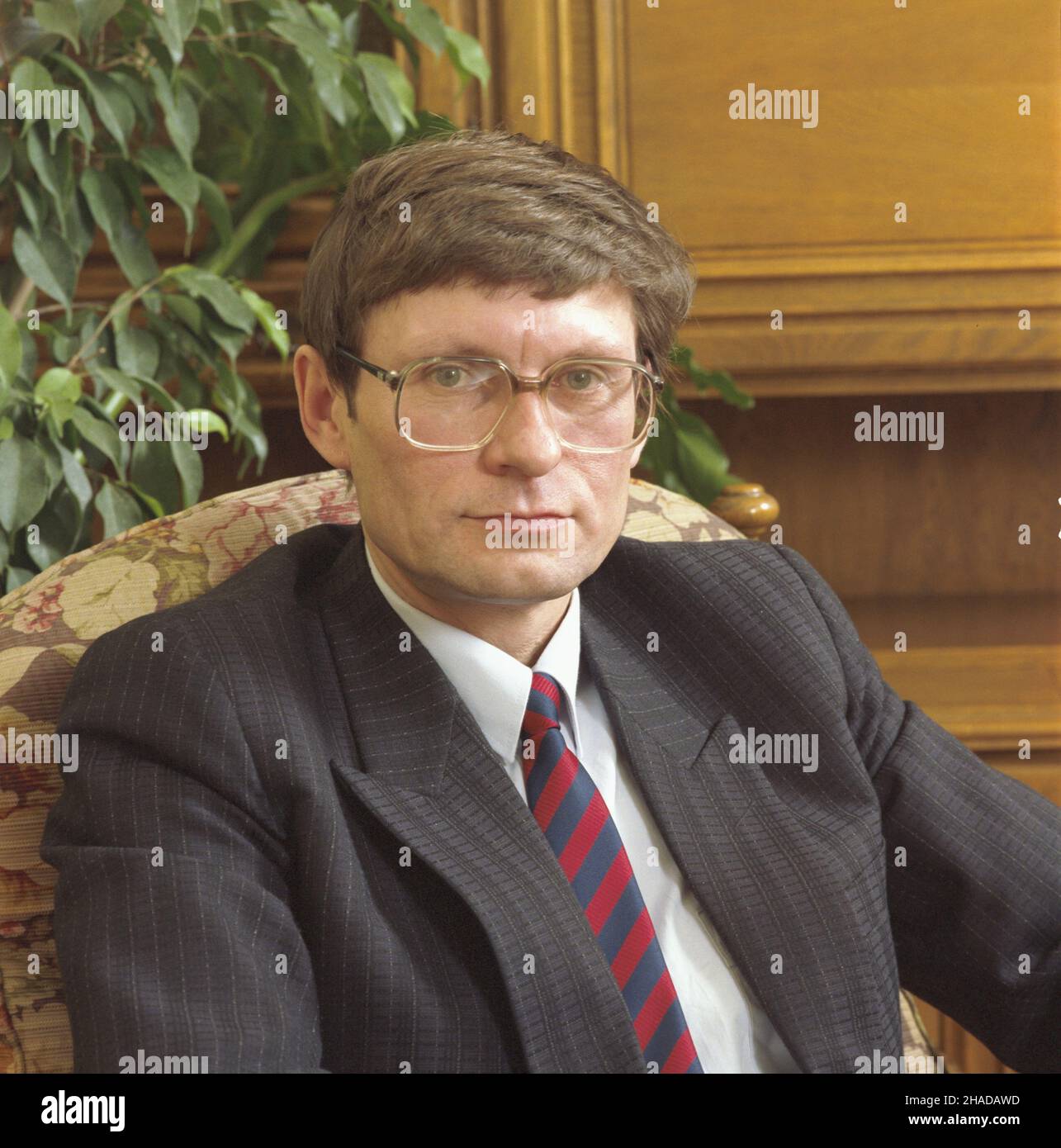 Warszawa 03,1990. Wicepremier i Minister finansów Leszek Balcerowicz. wb PAP/Jan Bogacz Grzegorz Rogiñski Dok³adny dzieñ wydarzenia nieustalony. Warschau, März 1990. Stellvertretender Premierminister und Finanzminister Leszek Balcerowicz. wb PAP/Jan Bogacz Grzegorz Roginski Veranstaltungstag unbekannt. Stockfoto
