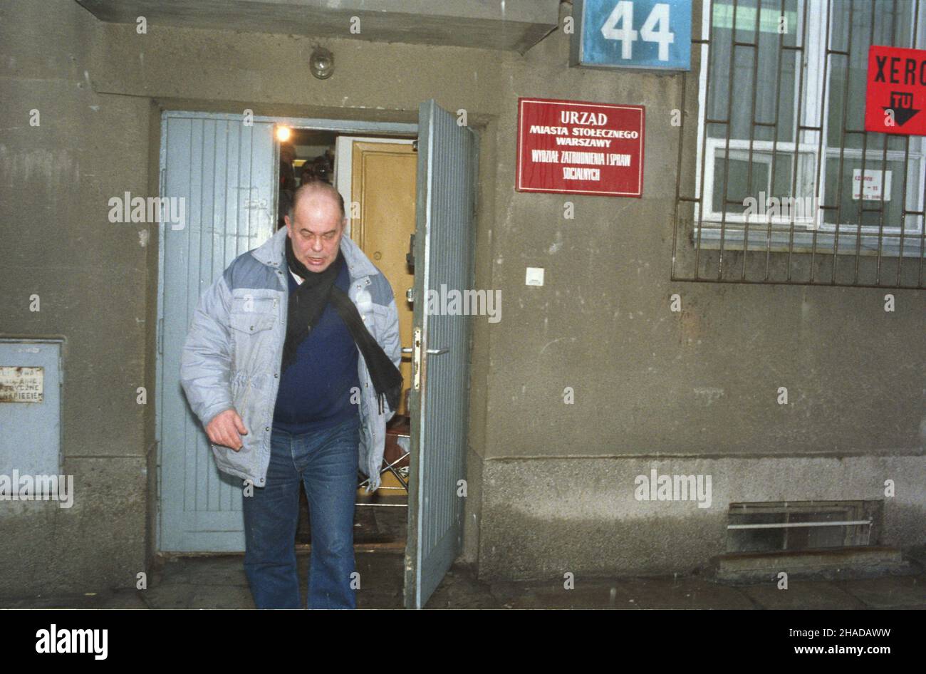 Warszawa 03,1990. Minister pracy i polityki socjalnej Jacek Kuroñ przed budynkiem Wydzia³u Zatrudnienia i Spraw Socjalnych Urzêdu m.st. Warszawy. wb PAP/Tadeusz ZagoŸdziñski Dok³adny dzieñ wydarzenia nieustalony. Warschau, März 1990. Der Minister für Arbeit und Sozialpolitik, Jacek Kuron, vor der Abteilung für Beschäftigung und Soziales des Warschauer Gemeinderats. wb PAP/Tadeusz Zagozdzinski Veranstaltungstag unbekannt Stockfoto