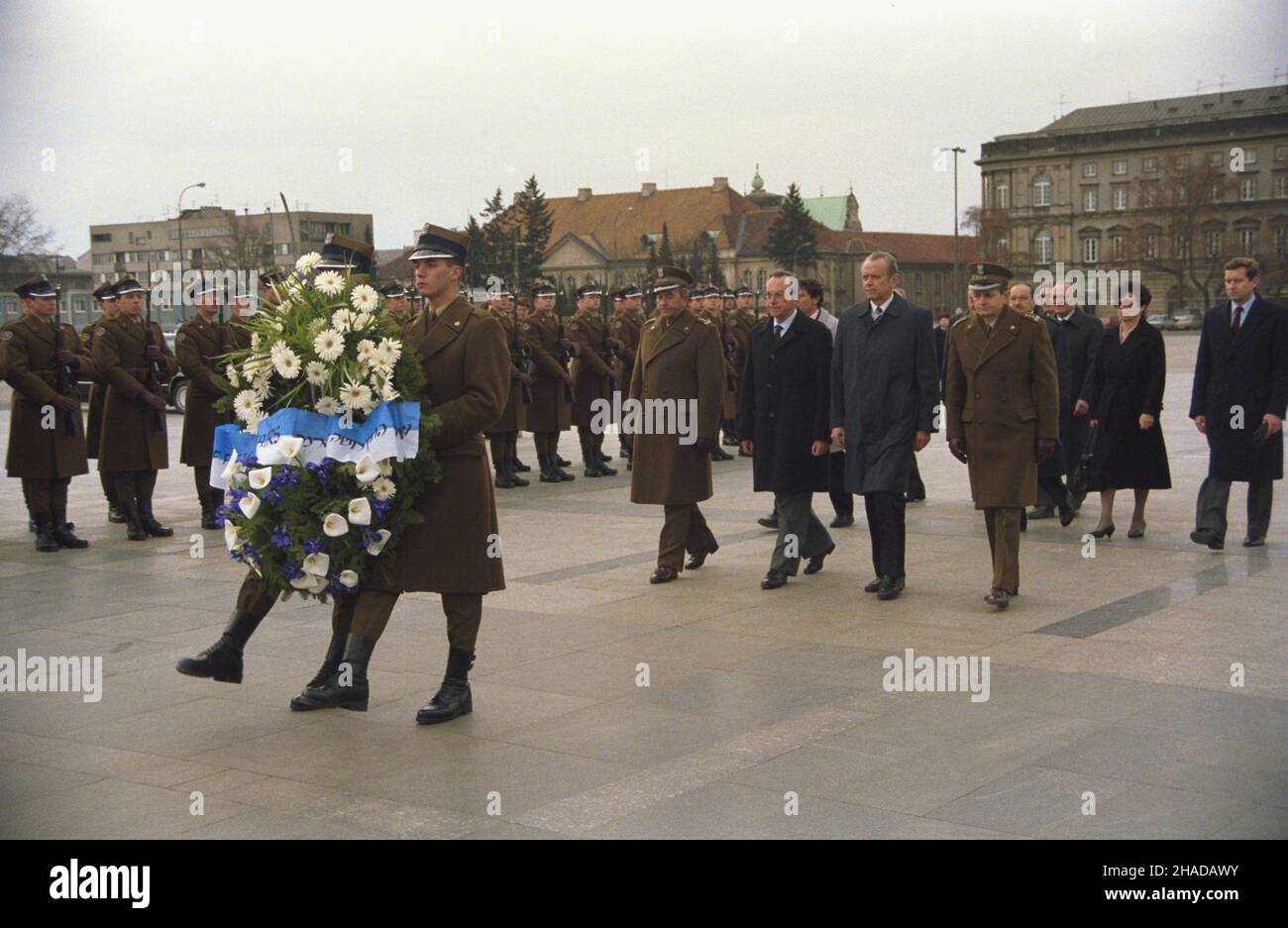 Warszawa 27.02.1990. Wizyta ministra spraw zagranicznych Izraela Mosze Arensa w Polsce (26 lutego-1 marca 1990). Nz. Mosze Arens sk³ada wieniec na Grobie Nieznanego ¯o³nierza. wb PAP/Ireneusz Sobieszczuk Warschau, Den 27. Februar 1990. Israels Außenminister Moshe Arens besucht Polen (26. Februar bis 1. März 1990). Im Bild: Moshe Arens legt einen Kranz am Grab des unbekannten Soldaten. wb PAP/Ireneusz Sobieszczuk Stockfoto