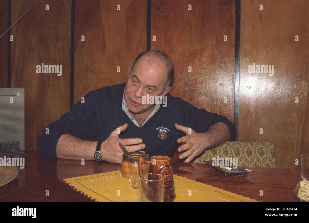 Warszawa 03,1990. Minister pracy i polityki socjalnej Jacek Kuroñ w Wydziale Zatrudnienia i Spraw Socjalnych Urzêdu m.st. Warszawy. wb PAP/Tadeusz ZagoŸdziñski Dok³adny dzieñ wydarzenia nieustalony. Warschau, März 1990. Der Minister für Arbeit und Sozialpolitik, Jacek Kuron, in der Abteilung für Beschäftigung und soziale Angelegenheiten des Warschauer Gemeinderats. wb PAP/Tadeusz Zagozdzinski Veranstaltungstag unbekannt Stockfoto