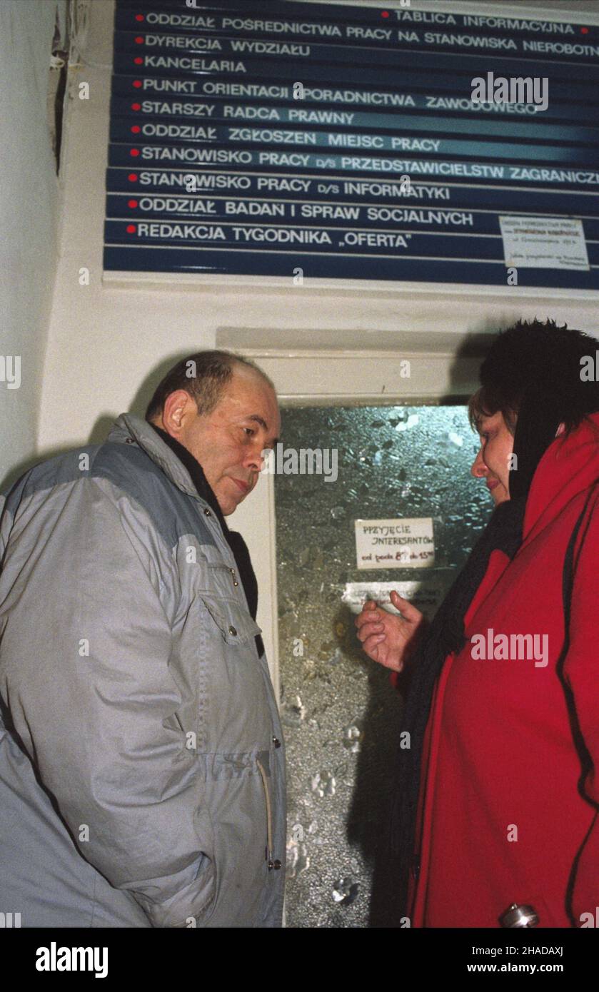 Warszawa 03,1990. Minister pracy i polityki socjalnej Jacek Kuroñ w Wydziale Zatrudnienia i Spraw Socjalnych Urzêdu m.st. Warszawy. wb PAP/Tadeusz ZagoŸdziñski Dok³adny dzieñ wydarzenia nieustalony. Warschau, März 1990. Der Minister für Arbeit und Sozialpolitik, Jacek Kuron, in der Abteilung für Beschäftigung und soziale Angelegenheiten des Warschauer Gemeinderats. wb PAP/Tadeusz Zagozdzinski Veranstaltungstag unbekannt Stockfoto