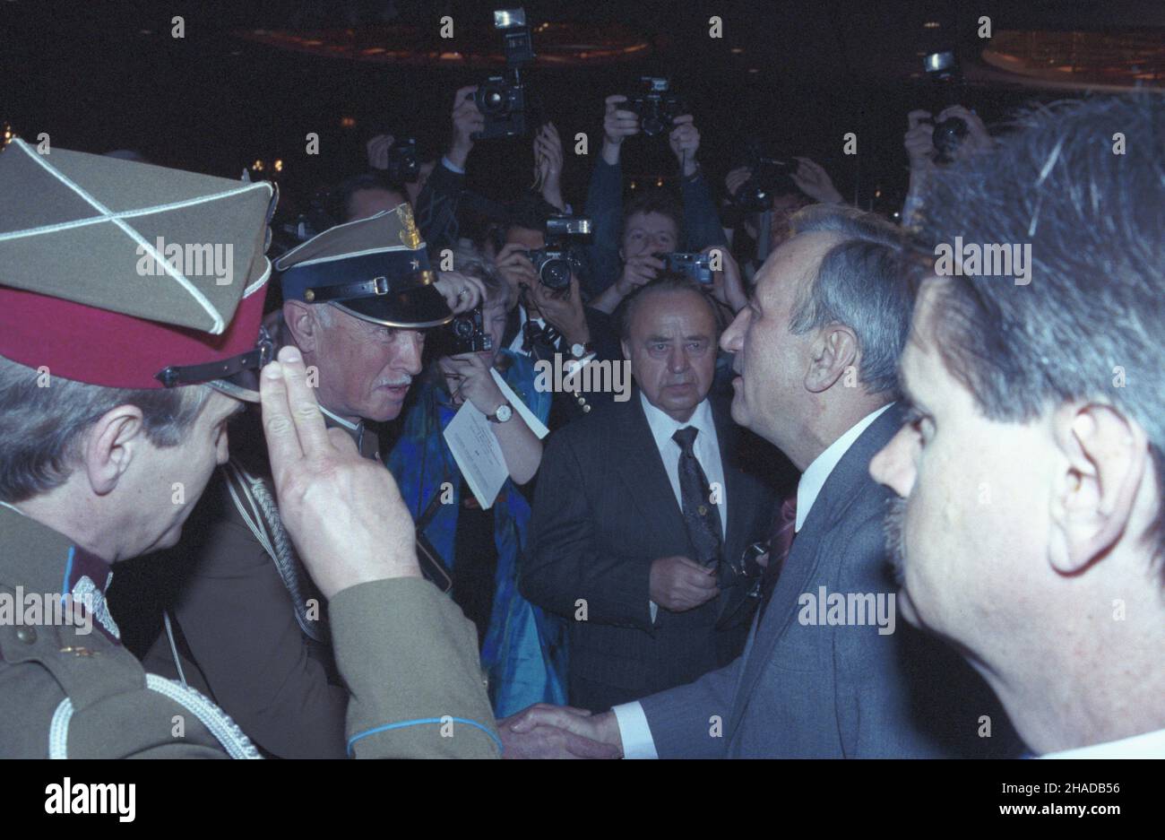 Stany Zjednoczone Ameryki Nowy Jork 26.03.1990. Wizyta premiera Tadeusza Mazowieckiego (2P) w USA (20-26.03.1990). NZ. Spotkanie z Poloni¹. msa PAP/Marek Cezary Langda Die Vereinigten Staaten von Amerika New York 26 März 1990. Der polnische Premierminister Tadeusz Mazowiecki (2R) besucht die Vereinigten Staaten (20.-26. März 1990). Im Bild: Polens Premierminister trifft polnische Amerikaner. msa PAP/Marek Cezary Langda Stockfoto