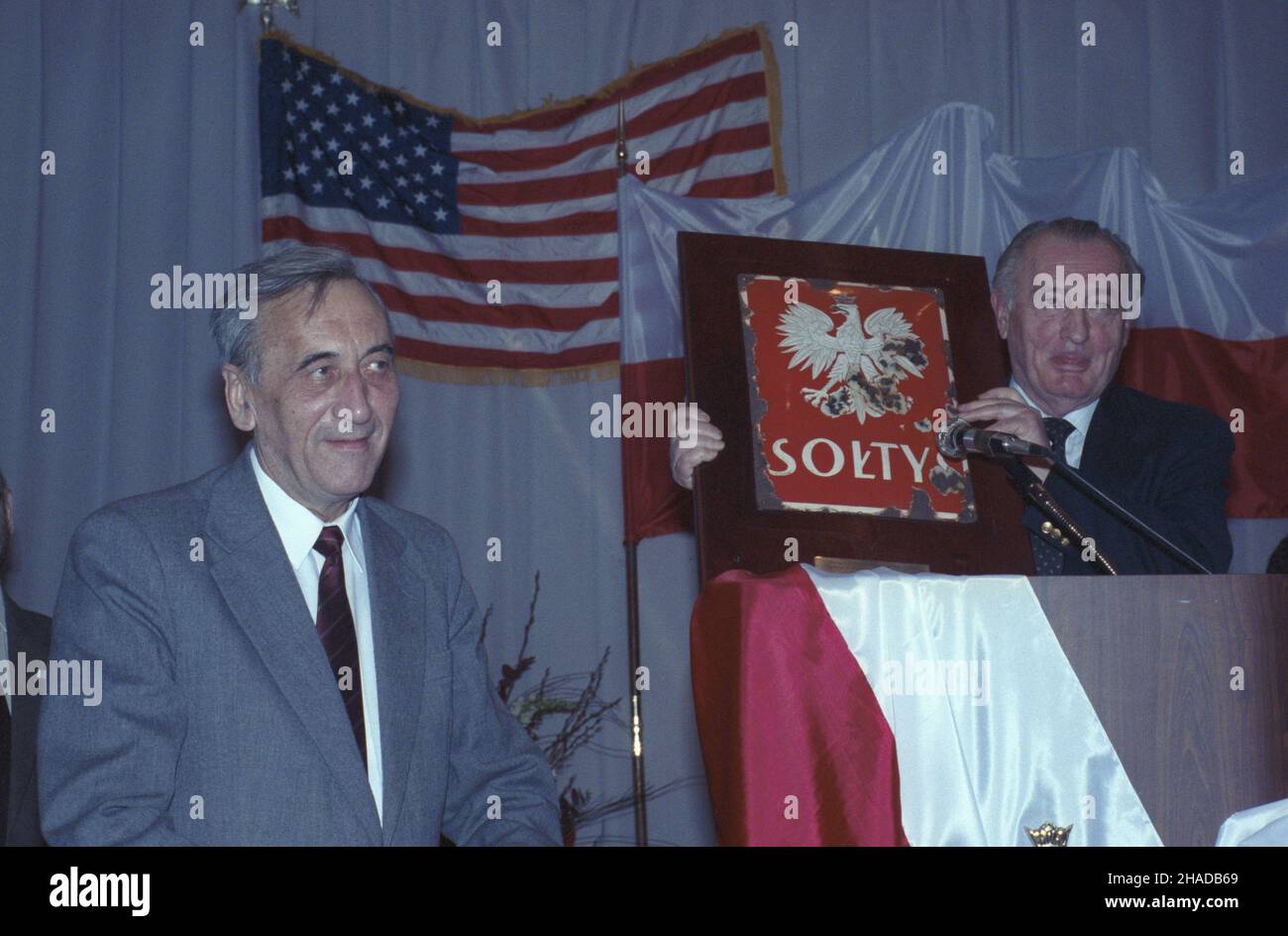 Stany Zjednoczone Ameryki Nowy Jork 26.03.1990. Wizyta premiere Tadeusza Mazowieckiego (L) w USA (20-26.03.1990). Z prawej dziennikarz i dzia³acz polonijny Boles³aw Wierzbiañski. msa PAP/Marek Cezary Langda Die Vereinigten Staaten von Amerika New York 26 März 1990. Der polnische Premierminister Tadeusz Mazowiecki (L) besucht die Vereinigten Staaten (20.-26. März 1990). Rechts Journalist und polnisch-amerikanischer Aktivist Boleslaw Wierzbianski. msa PAP/Marek Cezary Langda Stockfoto