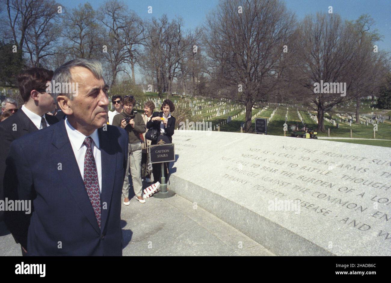 Stany Zjednoczone Ameryki 22.03.1990. Wizyta premiera Tadeusza Mazowieckiego w USA (20-26.03.1990). NZ. premier Mazowiecki (L) na Narodowym Cmentarzu w Arlington (Arlington National Cemetary). msa PAP/Marek Cezary Langda Die Vereinigten Staaten von Amerika 20. März 1990. Der polnische Premierminister Tadeusz Mazowiecki besucht die Vereinigten Staaten (20.-26. März 1990). Im Bild: Polens Premierminister (L) besucht den Nationalen Friedhof von Arlington. msa PAP/Marek Cezary Langda Stockfoto