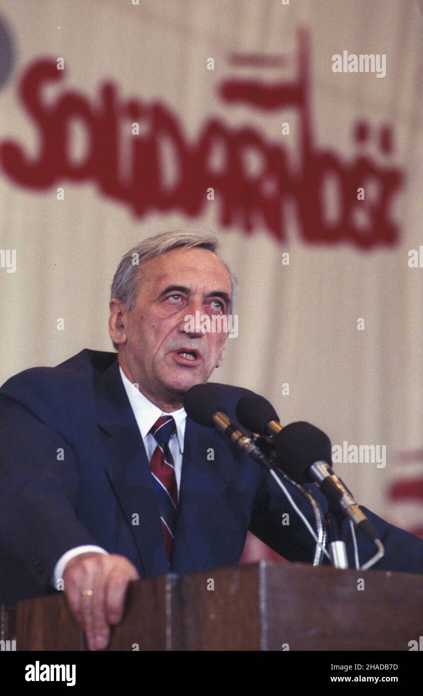 Gdañsk 04,1990. II Krajowy Zjazd Delegatów NSZZ Solidarnoœæ w hali widowiskowo-sportowej Olivia (19-24 kwietnia 1990). NZ. Przemawia goœæ Zjazdu, Premier RP Tadeusz Mazowiecki. wb PAP/Ireneusz Sobieszczuk Dok³adny dzieñ wydarzenia nieustalony. Danzig April 1990. Der Nationale Gewerkschaftskongress der Solidarität 2nd delegiert in der Unterhaltungs- und Sporthalle von Olivia (19-24. April 1990). Im Bild: Polens Premierminister, Gast des Kongresses, spricht. wb PAP/Ireneusz Sobieszczuk genaues Datum unbekannt. Stockfoto