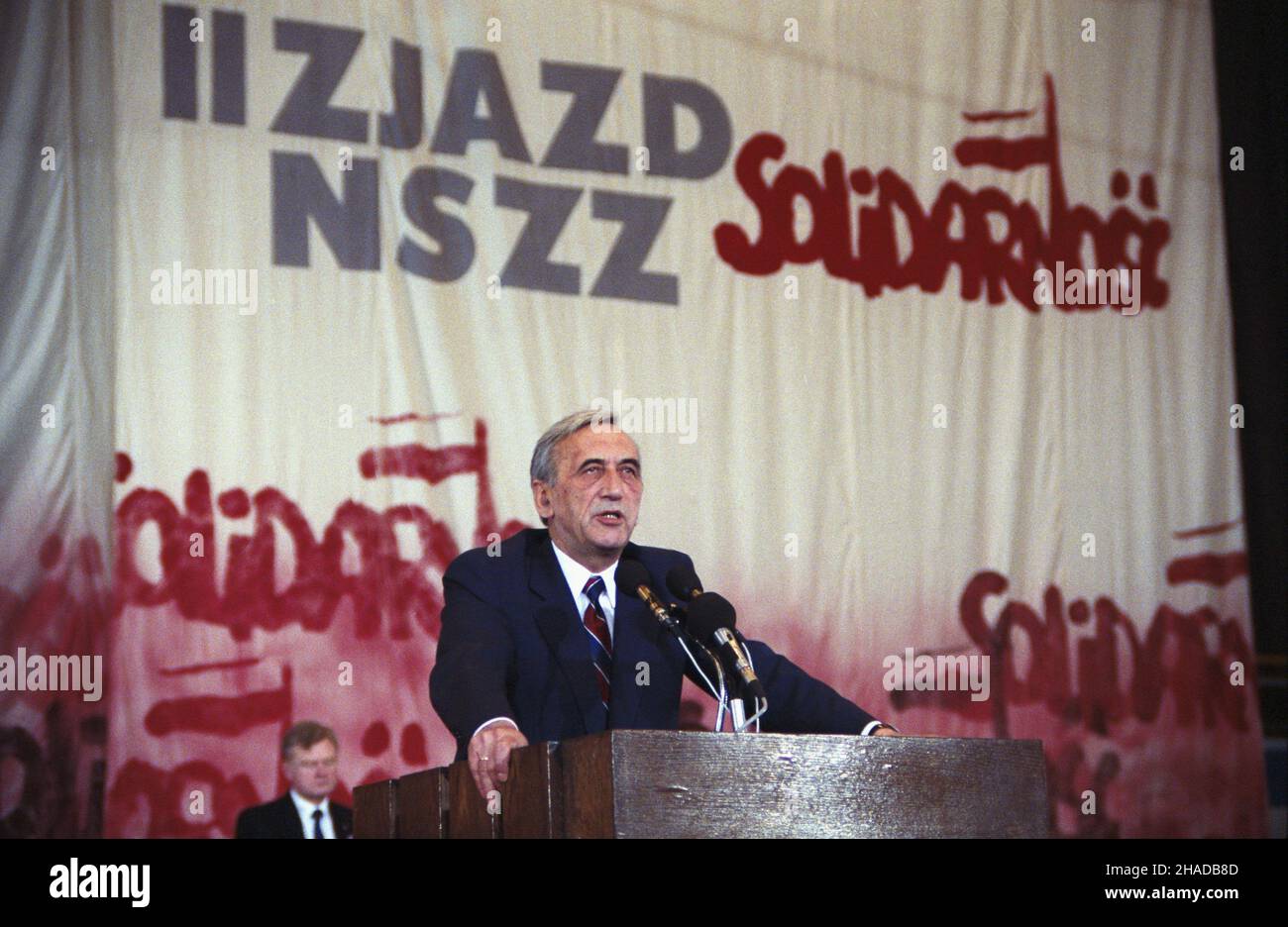 Gdañsk 04,1990. II Krajowy Zjazd Delegatów NSZZ Solidarnoœæ w hali widowiskowo-sportowej Olivia (19-24 kwietnia 1990). NZ. Przemawia goœæ Zjazdu, Premier RP Tadeusz Mazowiecki. wb PAP/Ireneusz Sobieszczuk Dok³adny dzieñ wydarzenia nieustalony. Danzig April 1990. Der Nationale Gewerkschaftskongress der Solidarität 2nd delegiert in der Unterhaltungs- und Sporthalle von Olivia (19-24. April 1990). Im Bild: Polens Premierminister, Gast des Kongresses, spricht. wb PAP/Ireneusz Sobieszczuk genaues Datum unbekannt. Stockfoto