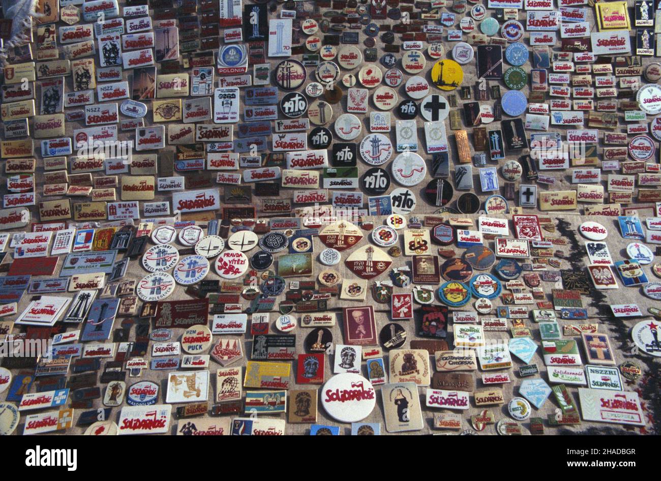 Gdañsk 04,1990. II Krajowy Zjazd Delegatów NSZZ Solidarnoœæ w hali widowiskowo-sportowej Olivia (19-24 kwietnia 1990). NZ. Sprzeda¿ znaczków okolicznoœciowych przed hal¹. Kolekcja Ryszarda Demela z Elbl¹ga. wb PAP/Ireneusz Sobieszczuk Dok³adny dzieñ wydarzenia nieustalony. Danzig April 1990. Der Nationale Gewerkschaftskongress der Solidarität 2nd delegiert in der Unterhaltungs- und Sporthalle von Olivia (19-24. April 1990). Im Bild: Der Verkauf von gelegentlichen Briefmarken vor der Halle. Die Sammlung von Ryszard Demel aus Elblag. wb PAP/Ireneusz Sobieszczuk genaues Datum unbekannt. Stockfoto