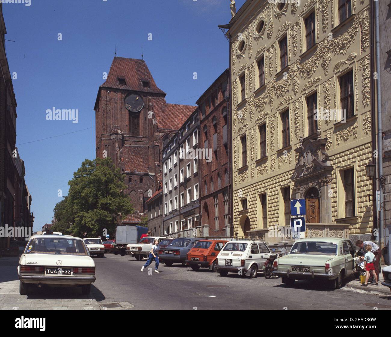 Toruñ 05,1990. Kamienice przy ul. ¯eglarskiej na Starym Mieœcie. W g³êbi bazylika katedralna œw. Jana Chrzciciela i œw. Jana Ewangelisty. wb PAP/Jan Morek Dok³adny dzieñ wydarzenia nieustalony. Torun, Mai 1990. Mietshäuser in der Zeglarska Straße in der Altstadt. Im Hintergrund die Basilika des Hl. Johannes des Täufers und des Hl. Johannes des Evangelisten. wb PAP/Jan Morek Veranstaltungstag unbekannt Stockfoto