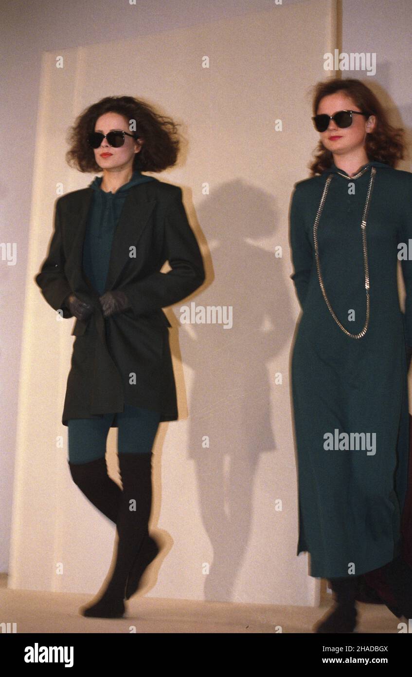 Warszawa 05,1990. Pokaz Mody Polskiej. NZ. m.in. Modelka Ma³gorzata Niemen (L). wb PAP/Grzegorz Rogiñski Dok³adny dzieñ wydarzenia nieustalony. Warschau, Mai 1990. Eine Show von Moda Polska (Polnische Mode). Abgebildet unter anderem: Modell Malgorzata Niemen (L). wb PAP/Grzegorz Roginski Veranstaltungstag unbekannt. Stockfoto