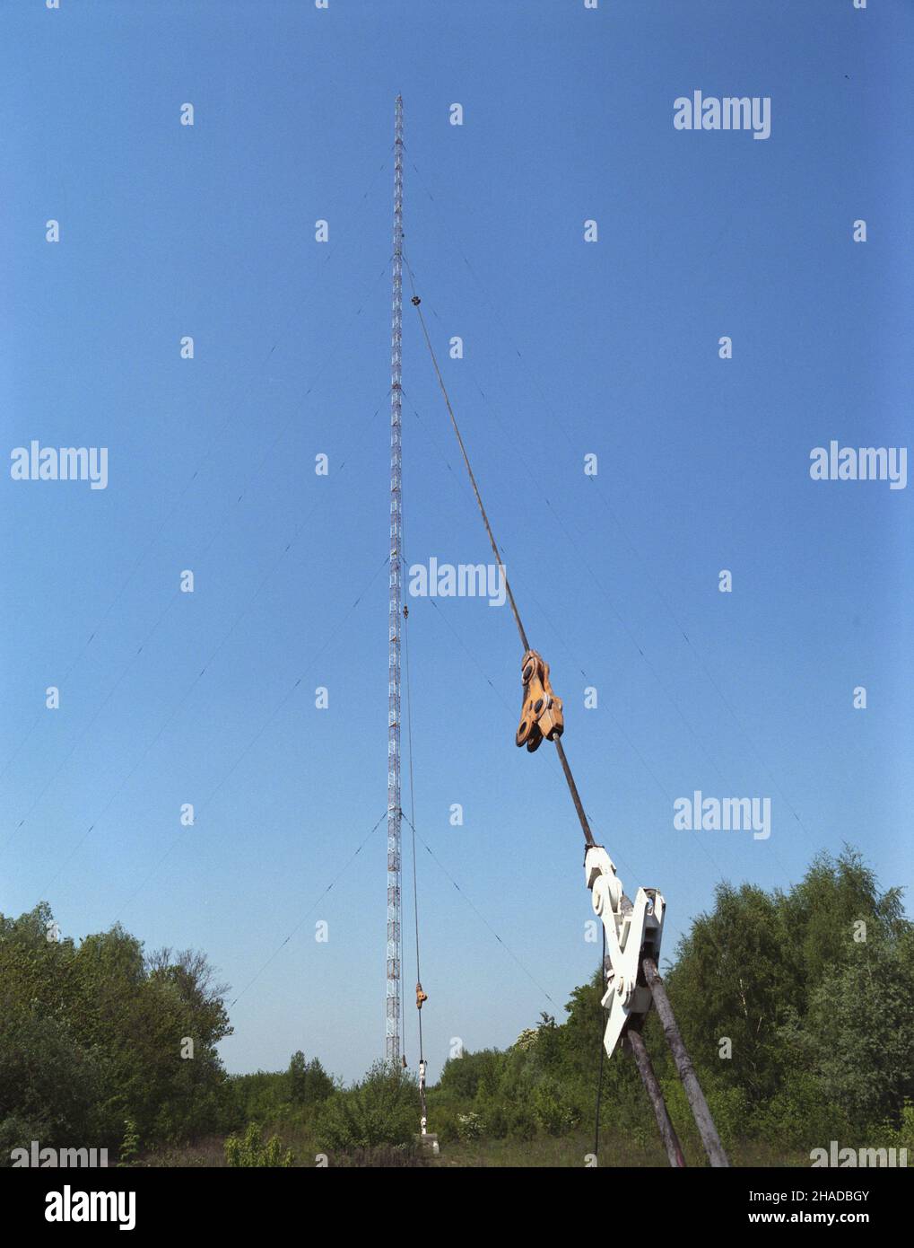 Konstantynów 05,1990. Maszt radiowy nadajnika d³ugofalowego progradu i Polskiego Radia, najwy¿sza konstrukcja na œwiecie. wb PAP/Jan Morek Dok³adny dzieñ wydarzenia nieustalony. Konstantynow, Mai 1990. Ein Funkmast des polnischen Radiosenders 1, der höchsten Konstruktion der Welt. wb PAP/Jan Morek Veranstaltungstag unbekannt Stockfoto