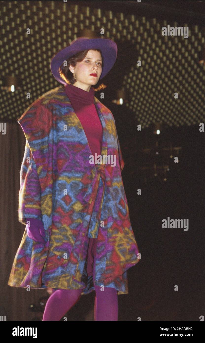 Warszawa 05,1990. Pokaz Mody Polskiej. wb PAP/Grzegorz Rogiñski Dok³adny dzieñ wydarzenia nieustalony. Warschau, Mai 1990. Eine Show von Moda Polska (Polnische Mode). wb PAP/Grzegorz Roginski Veranstaltungstag unbekannt. Stockfoto
