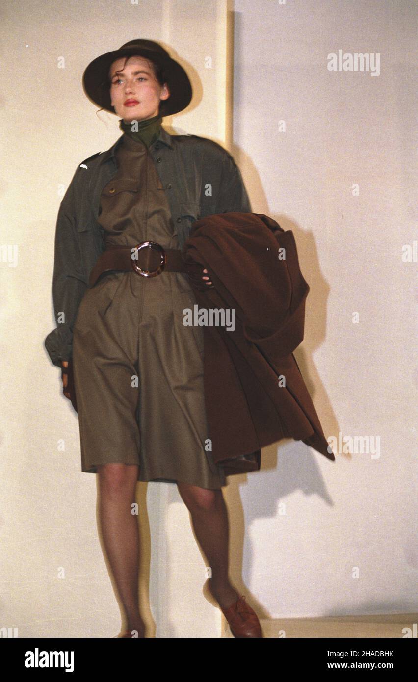 Warszawa 05,1990. Pokaz Mody Polskiej. wb PAP/Grzegorz Rogiñski Dok³adny dzieñ wydarzenia nieustalony. Warschau, Mai 1990. Eine Show von Moda Polska (Polnische Mode). wb PAP/Grzegorz Roginski Veranstaltungstag unbekannt. Stockfoto