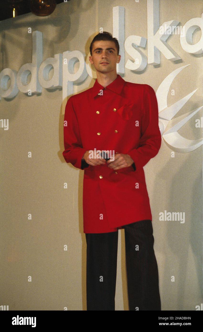 Warszawa 05,1990. Pokaz Mody Polskiej. wb PAP/Grzegorz Rogiñski Dok³adny dzieñ wydarzenia nieustalony. Warschau, Mai 1990. Eine Show von Moda Polska (Polnische Mode). wb PAP/Grzegorz Roginski Veranstaltungstag unbekannt. Stockfoto