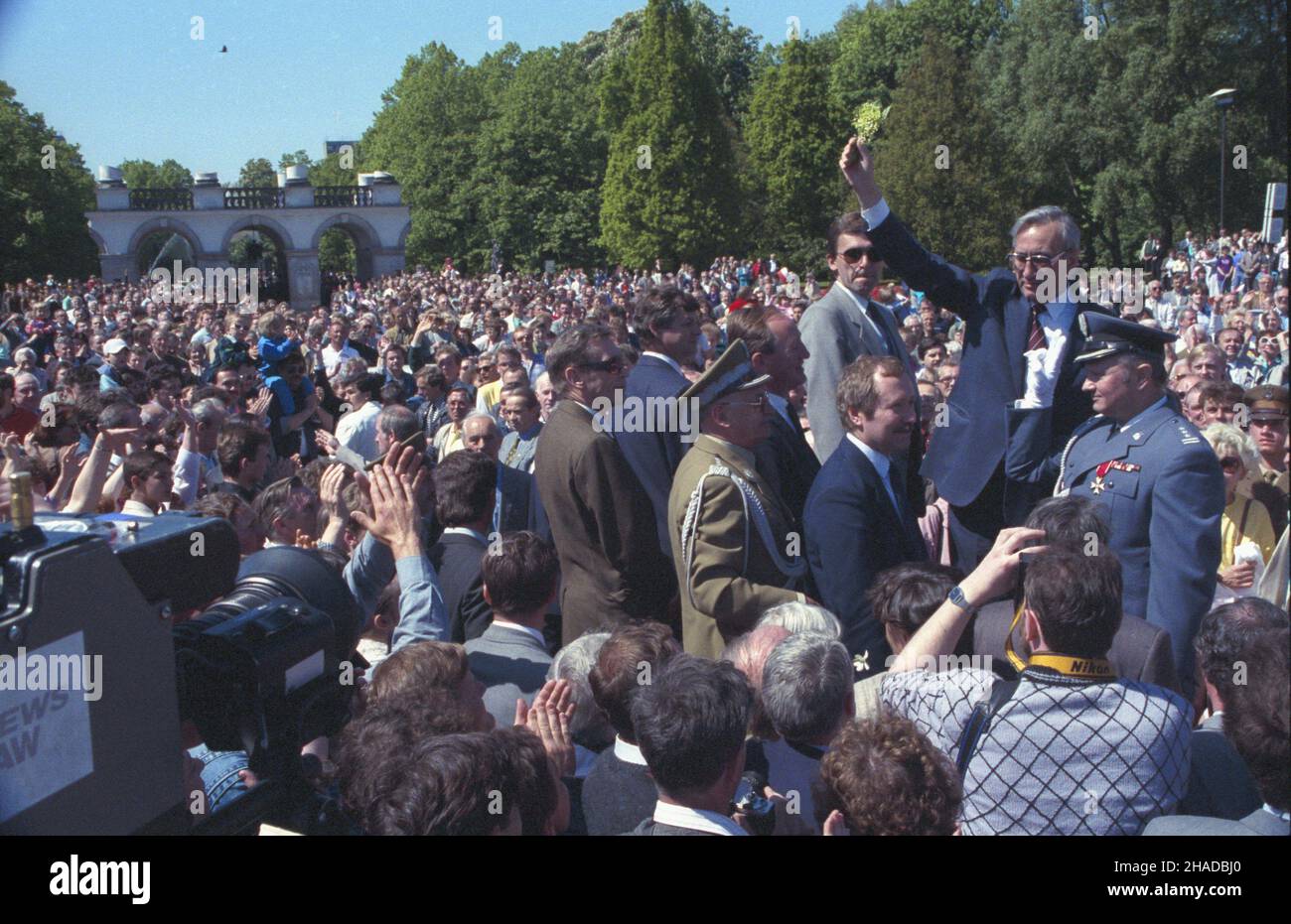 Warszawa 03.05.1990. Obchody Œwiêta Narodowego Trzeciego Maja. Uroczystoœci na placu Marsza³ka Józefa Pi³sudskiego. NZ. stoj¹ od lewej: pose³ Wiktor Kulerski, Minister obrony narodowej genera³ armii Florian Siwicki, Senator Edward Wende, Vizeminister obrony narodowej Janusz Onyszkiewicz, Premier RP Tadeusz Mazowiecki (z konwaliami). wb pap/Ireneusz Sobieszczuk Warschau, 03. Mai 1990. Feierlichkeiten zum 3rd. Mai - Polens Nationalfeiertag. Zeremonien auf dem Marschall-Jozef-Pilsudski-Platz. Bild von links: stellvertretender Wiktor Kulerski, Bundesverteidigungsminister Florian Siwicki, Senator Edwar Stockfoto