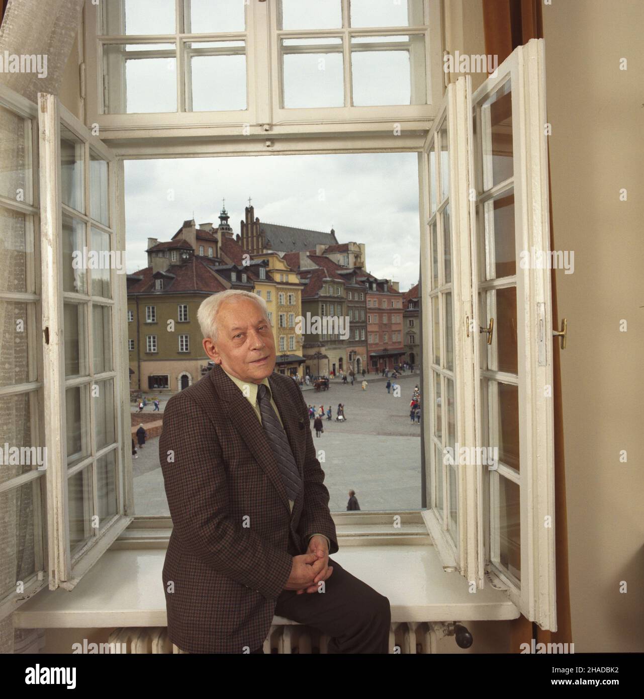 Warszawa 06,1990. Prezes Stowarzyszenia Pisarzy Polskich literat Andrzej Braun w siedzibie SPP w Domu Literatury przy Krakowskim Przedmieœciu 87/89. ZA oknem staromiejskie kamienice przy placu Zamkowym. wb PAP/Jan Bogacz Grzegorz Rogiñski Dok³adny dzieñ wydarzenia nieustalony. Warschau, Juni 1990. Vorsitzender des Verbandes polnischer Schriftsteller, Schriftsteller Andrzej Braun, am Sitz des Verbandes im Literaturhaus 87/89 Krakowskie Przedmiescie. Hinter dem Fenster Old Town Mietshäuser in zamkowy Square. wb PAP/Jan Bogacz Grzegorz Roginski Veranstaltungstag unbekannt Stockfoto