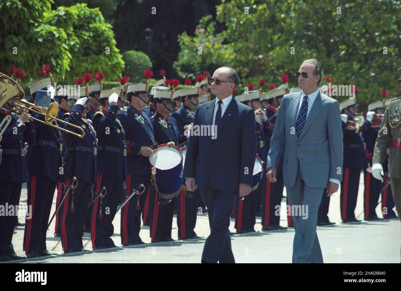 Hiszpania Madryt 12.06.1990. Wizyta prezydenta Polski Wojciecha Jaruzelskiego (L) w Hiszpanii (11-12.06.1990). NZ. Wizyta U króla Hiszpanii Juana Carlosa (P) w Pa³acu Królewskim El Pardo. msa PAP/Janusz Mazur Madrid, Spanien, 12. Juni 1990. Der polnische Präsident Wojciech Jaruzelski (L) besucht Spanien (11.-12. Juni). Im Bild: Präsident Jaruzelski und der spanische König Juan Carlos (R) im Königspalast El Pardo. msa PAP/Janusz Mazur Stockfoto