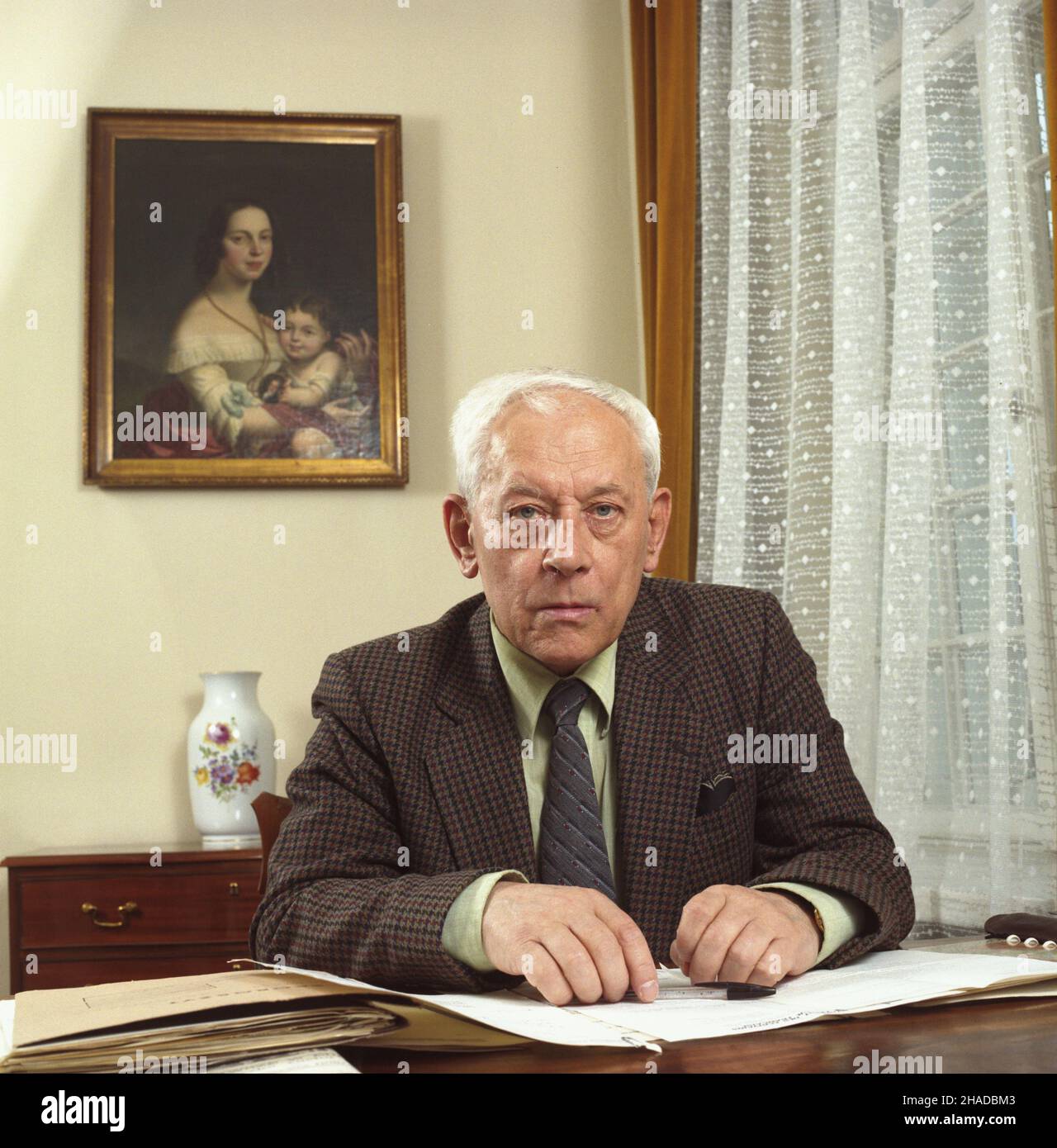 Warszawa 06,1990. Prezes Stowarzyszenia Pisarzy Polskich literat Andrzej Braun w siedzibie SPP w Domu Literatury przy Krakowskim Przedmieœciu 87/89. wb PAP/Jan Bogacz Grzegorz Rogiñski Dok³adny dzieñ wydarzenia nieustalony. Warschau, Juni 1990. Vorsitzender des Verbandes polnischer Schriftsteller, Schriftsteller Andrzej Braun am Sitz des Verbandes im Literaturhaus 87/89 Krakowskie Przedmiescie. wb PAP/Jan Bogacz Grzegorz Roginski Veranstaltungstag unbekannt Stockfoto