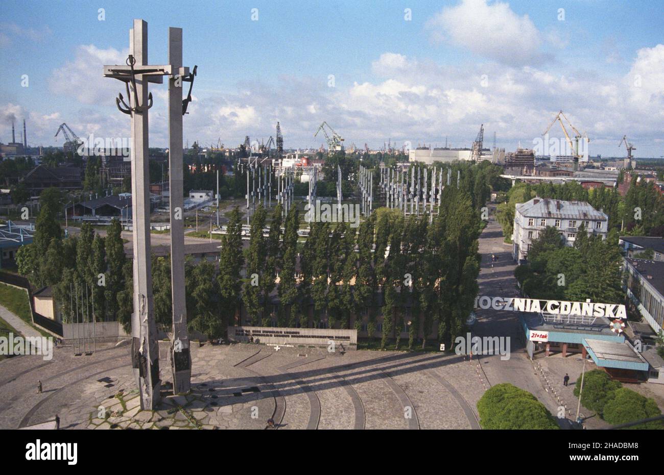 Gdañsk 06,1990. Pomnik Poleg³ych Stoczniowców 1970 na placu przed Stoczni¹ Gdañsk¹. wb PAP/Jan Bogacz Dok³adny dzieñ wydarzenia nieustalony. Danzig, Juni 1990. Das Denkmal für die gefallenen Werftarbeiter auf dem Platz vor der Danziger Werft. wb PAP/Jan Bogacz Veranstaltungstag unbekannt Stockfoto