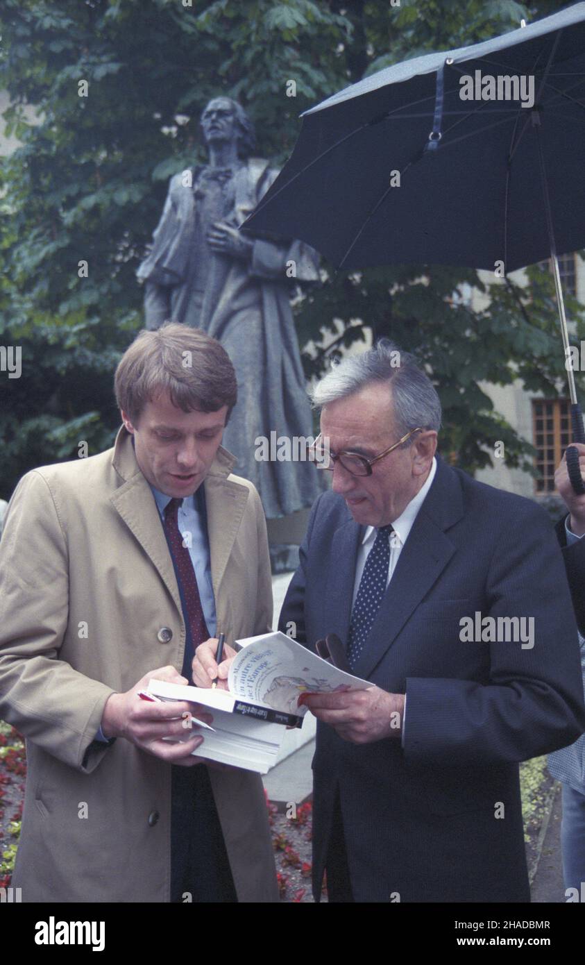 Szwajcaria Morges 01.06.1990. Wizyta premiera Tadeusza Mazowieckiego w Szwajcarii (11-12 czerwca 1990). Polska delegacja z³o¿y³a kwiaty pod pomnikiem polskiego pianisty i kompozytora, premiere II RP Ignacego Jana Paderewskiego. NZ. premier Mazowiecki (P) i zastêpca rzecznika prasowego rz¹du Henryk WoŸniakowski (L). wb PAP/Ireneusz Sobieszczuk Schweiz Morges 11. Juni 1990. Polens Ministerpräsident Tadeusz Mazowiecki zu einem Besuch in der Schweiz (11-12. Juni 1990). Die polnische Delegation legte Blumen an das Denkmal des polnischen Komponisten, Pianisten und Ministerpräsidenten der polnischen Republik 2nd Ignacy Jan P Stockfoto