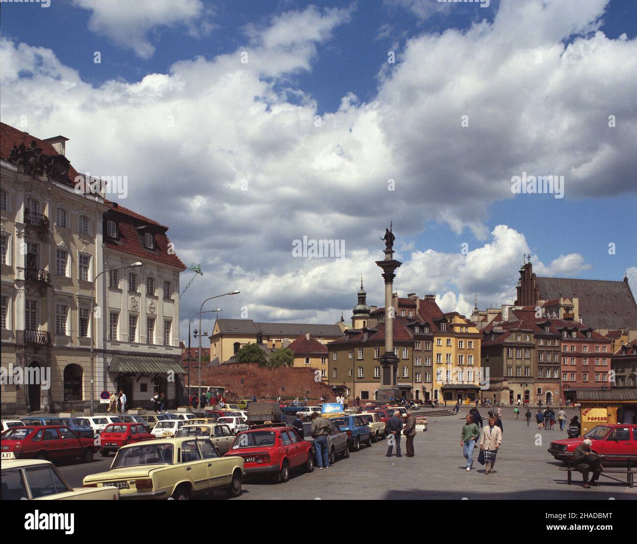 Warszawa 06,1990. Plac Zamkowy od strony Krakowskiego Przemieœcia. W g³êbi kolumna Zygmunta III Wazy i kamienice Starego Miasta. wb PAP/Jan Morek Dok³adny dzieñ wydarzenia nieustalony. Warschau, Juni 1990. Zamkowy Platz, der Blick von Krakowskie Przedmiescie Straße. Im Hintergrund die Sigismund Säule und Altstadt Mietshäuser. wb PAP/Jan Morek Veranstaltungstag unbekannt Stockfoto