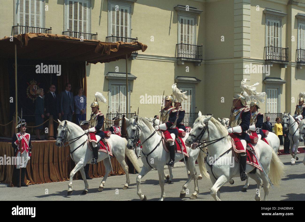 Hiszpania Madryt 12.06.1990. Wizyta prezydenta Polski Wojciecha Jaruzelskiego w Hiszpanii (11-12.06.1990). Wizyta U króla Hiszpanii Juana Carlosa w Pa³acu Królewskim El Pardo. NZ. Defilada gwardii królewskiej. Pod baldachimem od lewej: Barbara Jaruzelska, Prezydent Jaruzelski, Król Hiszpanii, Królowa Hiszpanii Zofia. msa PAP/Janusz Mazur Madrid, Spanien, 12. Juni 1990. Der polnische Präsident Wojciech Jaruzelski besucht Spanien (11.-12. Juni). Im Bild: Parade der Kaisergarde im Königspalast von El Pardo. Unter dem Baldachin von links: Barbara Jaruzelska, Präsident Jaruzelski, spanischer König Juan Carlos, Königin S Stockfoto