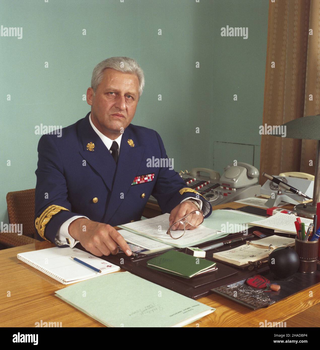 Warszawa 07,1990. Minister obrony narodowej wiceadmira³ Piotr Ko³odziejczyk. wb PAP/Ireneusz Sobieszczuk Jan Bogacz Dok³adny dzieñ wydarzenia nieustalony. Warschau, Juli 1990. Verteidigungsminister, Vizeadmiral Piotr Kolodziejczyk. wb PAP/Ireneusz Sobieszczuk Jan Bogacz Veranstaltungstag unbekannt. Stockfoto