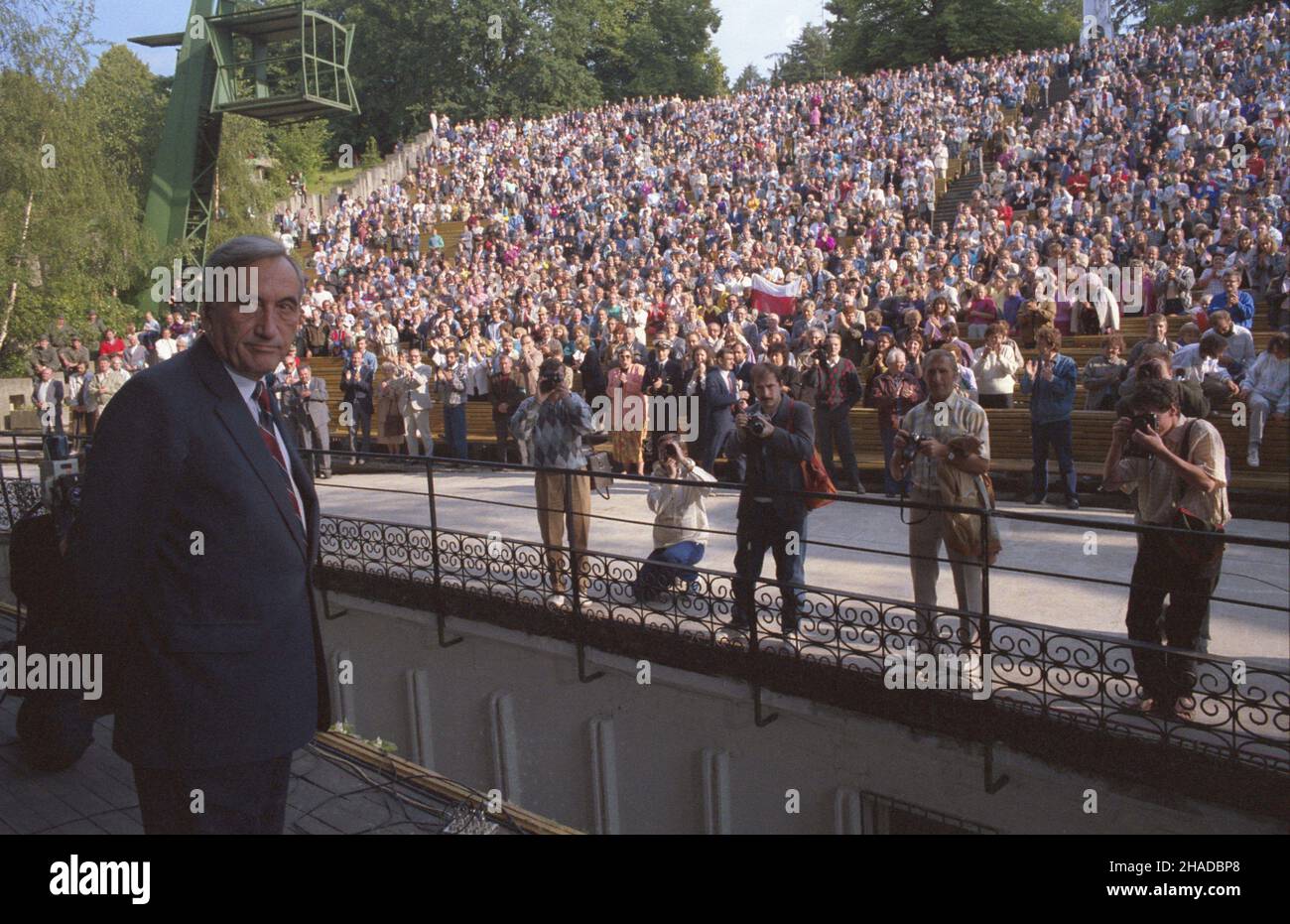 Stettin 24.06.1990. Premier RP Tadeusz Mazowiecki wzi¹³ udzia³ w uroczystych obchodach dni Morza. NZ. premier (L) podczas spotkania z mieszkañcami w Teatrze Letnim. wb PAP/Grzegorz Rogiñski Szczecin 24 Juni 1990. Polens Ministerpräsident Tadeusz Mazowiecki nimmt an den Feierlichkeiten anlässlich der Seetage Teil. Im Bild: PM's (links) Adresse an Bewohner im Sommertheater. wb PAP/Grzegorz Roginski Stockfoto