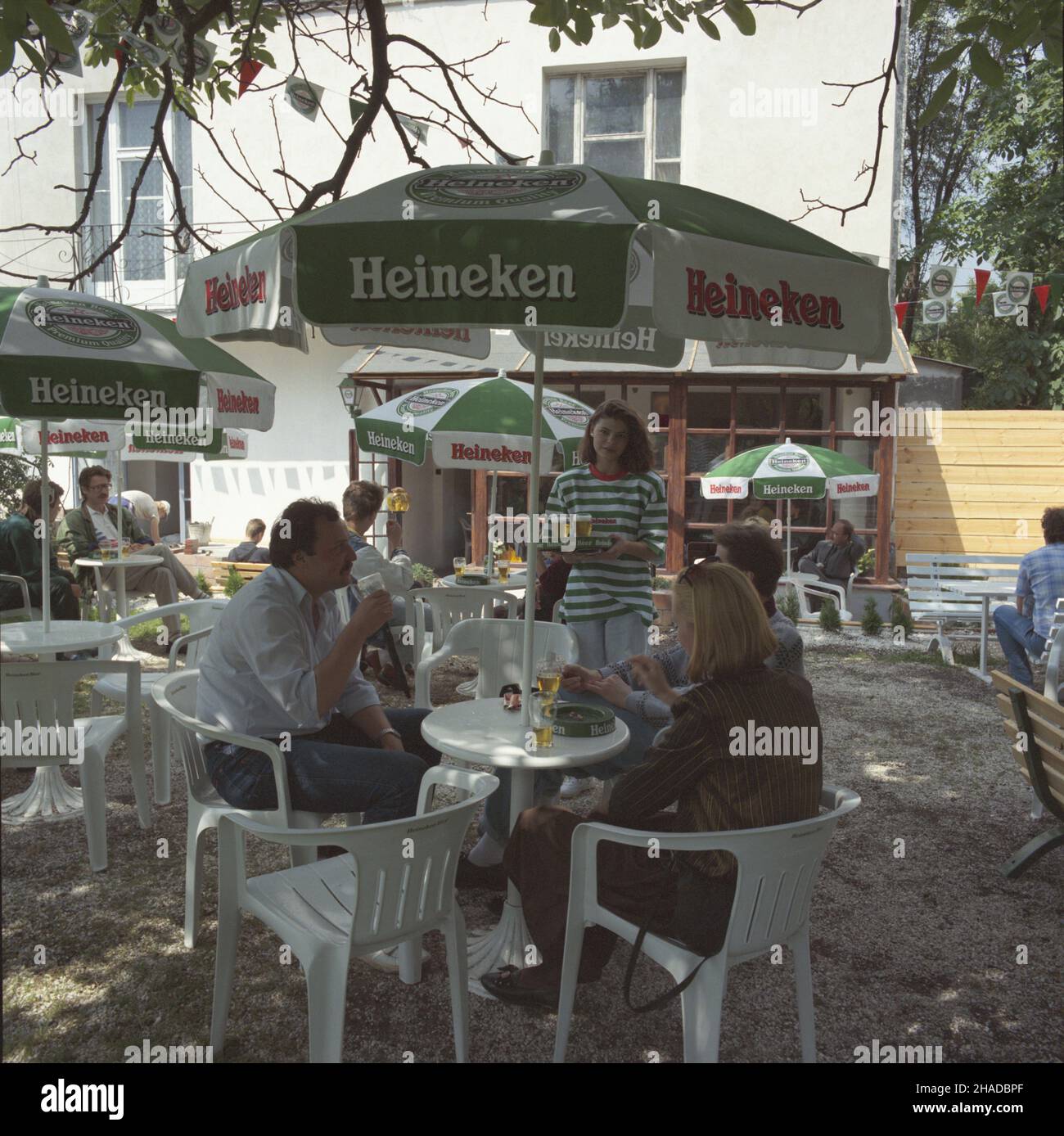 Warszawa 07,1990. Piwiarnia Heinekena. wb PAP/Grzegorz Rogiñski Ireneusz Sobieszczuk Dok³adny dzieñ wydarzenia nieustalony. Warschau, Juli 1990. Ein Heineken-Bierkeller. wb PAP/Grzegorz Roginski Ireneusz Sobieszczuk Veranstaltungstag unbekannt. Stockfoto