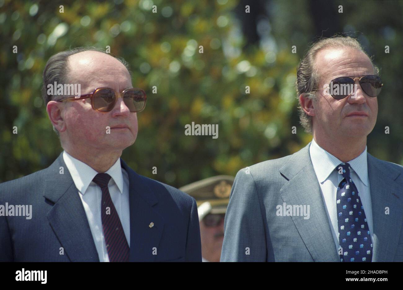 Hiszpania Madryt 12.06.1990. Wizyta prezydenta Polski Wojciecha Jaruzelskiego (L) w Hiszpanii (11-12.06.1990). NZ. Wizyta U króla Hiszpanii Juana Carlosa (P) w Pa³acu Królewskim El Pardo. msa PAP/Janusz Mazur Madrid, Spanien, 12. Juni 1990. Der polnische Präsident Wojciech Jaruzelski (L) besucht Spanien (11.-12. Juni). Im Bild: Präsident Jaruzelski und der spanische König Juan Carlos (R) im Königspalast El Pardo. msa PAP/Janusz Mazur Stockfoto