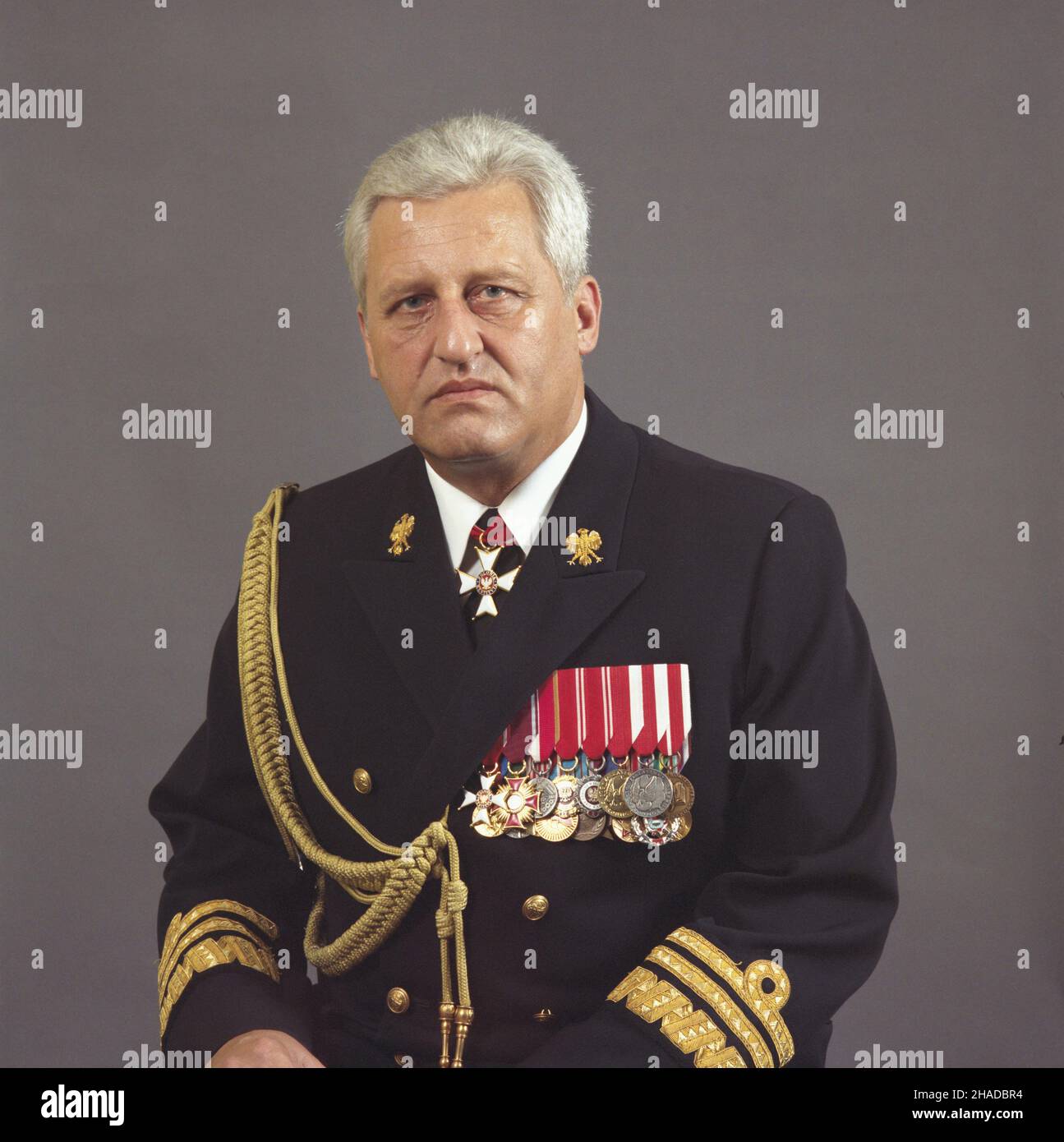 Warszawa 07,1990. Minister obrony narodowej wiceadmira³ Piotr Ko³odziejczyk. wb PAP/Ireneusz Sobieszczuk Jan Bogacz Dok³adny dzieñ wydarzenia nieustalony. Warschau, Juli 1990. Verteidigungsminister, Vizeadmiral Piotr Kolodziejczyk. wb PAP/Ireneusz Sobieszczuk Jan Bogacz Veranstaltungstag unbekannt. Stockfoto