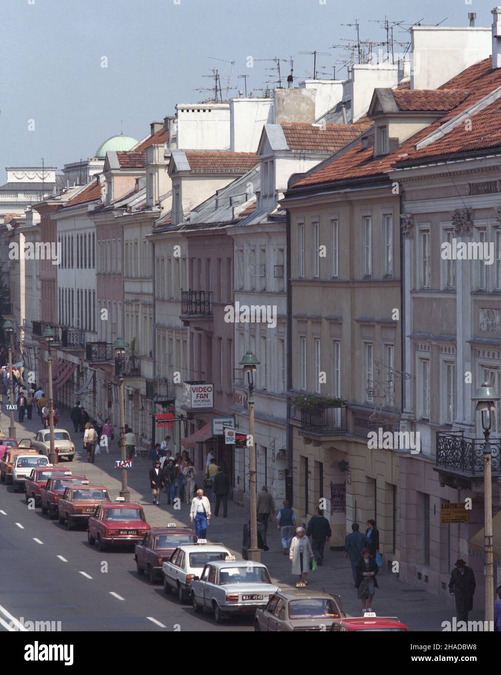 Warszawa 07,1990. Kamienice przy ulicy Nowy Œwiat. wb PAP/Jan Morek Dok³adny dzieñ wydarzenia nieustalony. Warschau, Juli 1990. Mietshäuser auf Nowy Swiat Street. wb PAP/Jan Morek Veranstaltungstag unbekannt Stockfoto