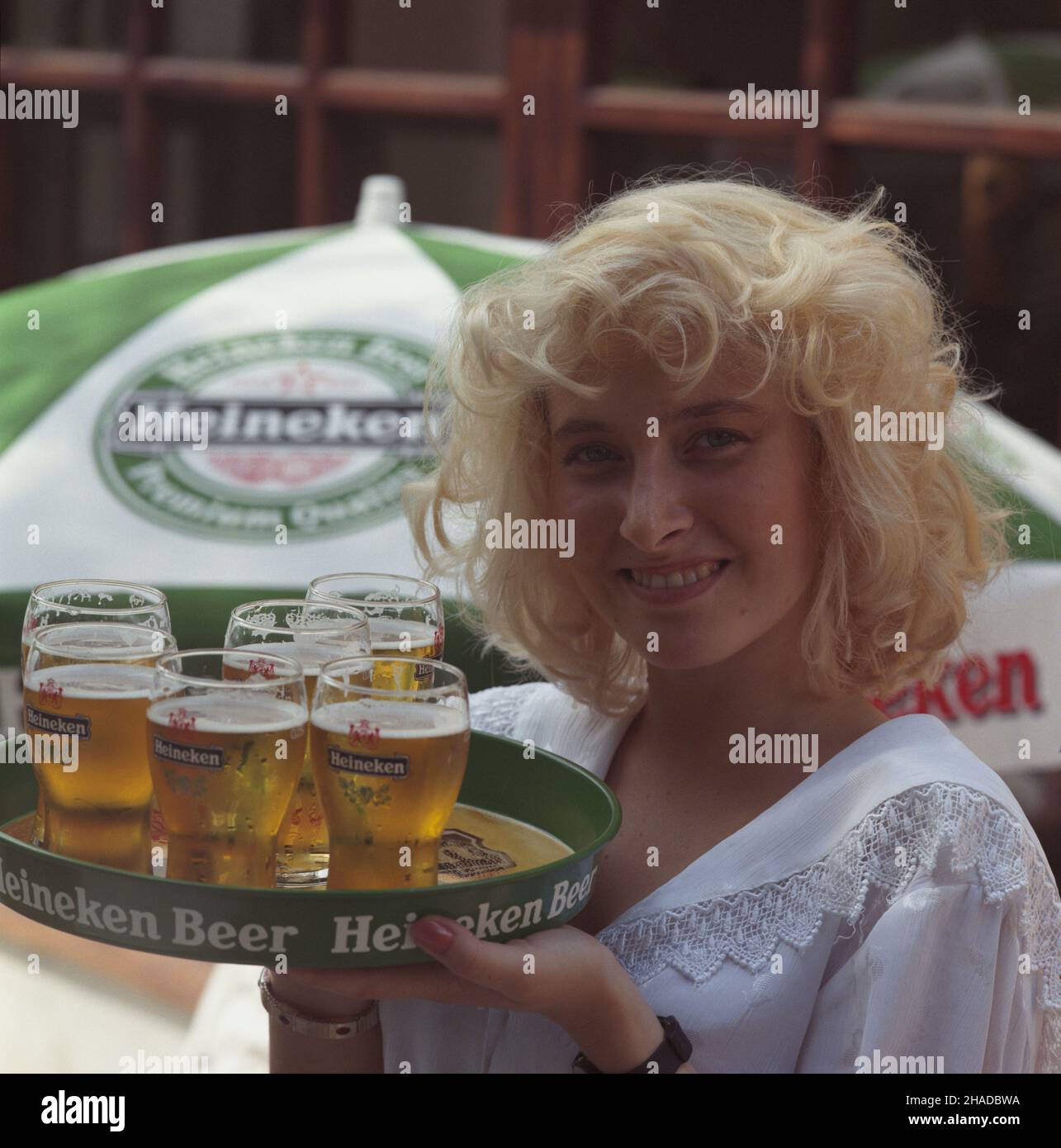 Warszawa 07,1990. wb PAP/Grzegorz Rogiñski Ireneusz Sobieszczuk Dok³adny dzieñ wydarzenia nieustalony. Warschau, Juli 1990. Eine Kellnerin in einem Heineken Bierkeller. wb PAP/Grzegorz Roginski Ireneusz Sobieszczuk Veranstaltungstag unbekannt. Stockfoto
