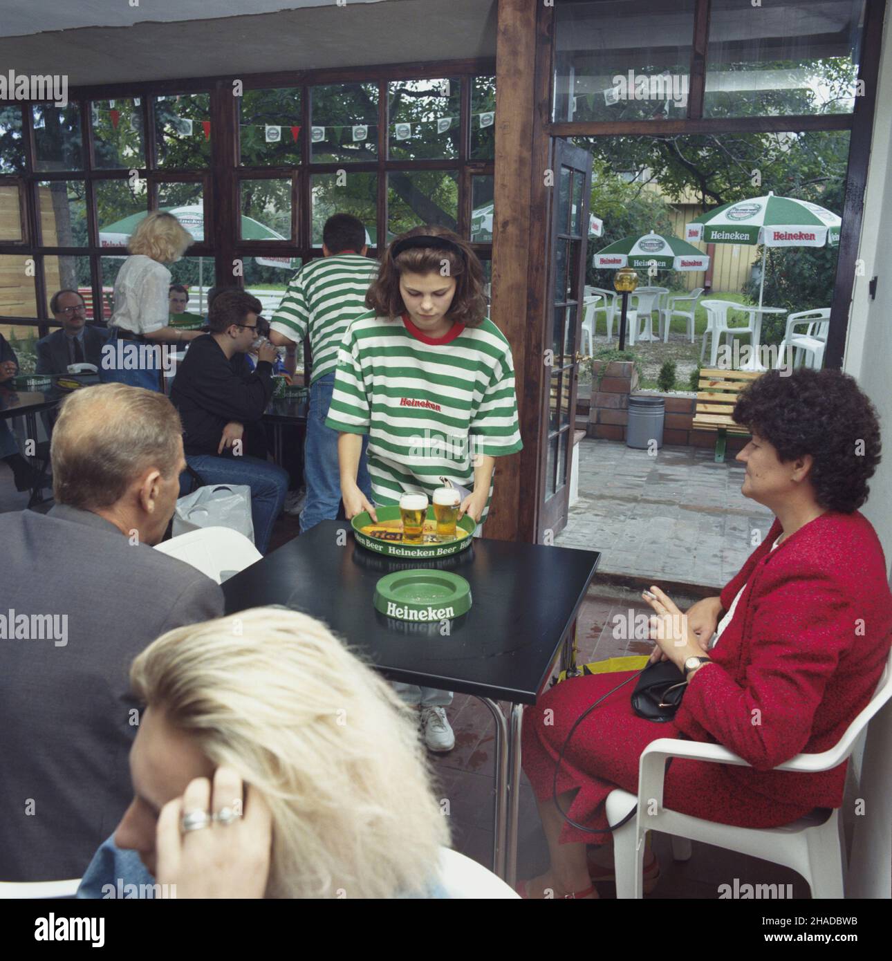 Warszawa 07,1990. Piwiarnia Heinekena. wb PAP/Grzegorz Rogiñski Ireneusz Sobieszczuk Dok³adny dzieñ wydarzenia nieustalony. Warschau, Juli 1990. Ein Heineken-Bierkeller. wb PAP/Grzegorz Roginski Ireneusz Sobieszczuk Veranstaltungstag unbekannt. Stockfoto