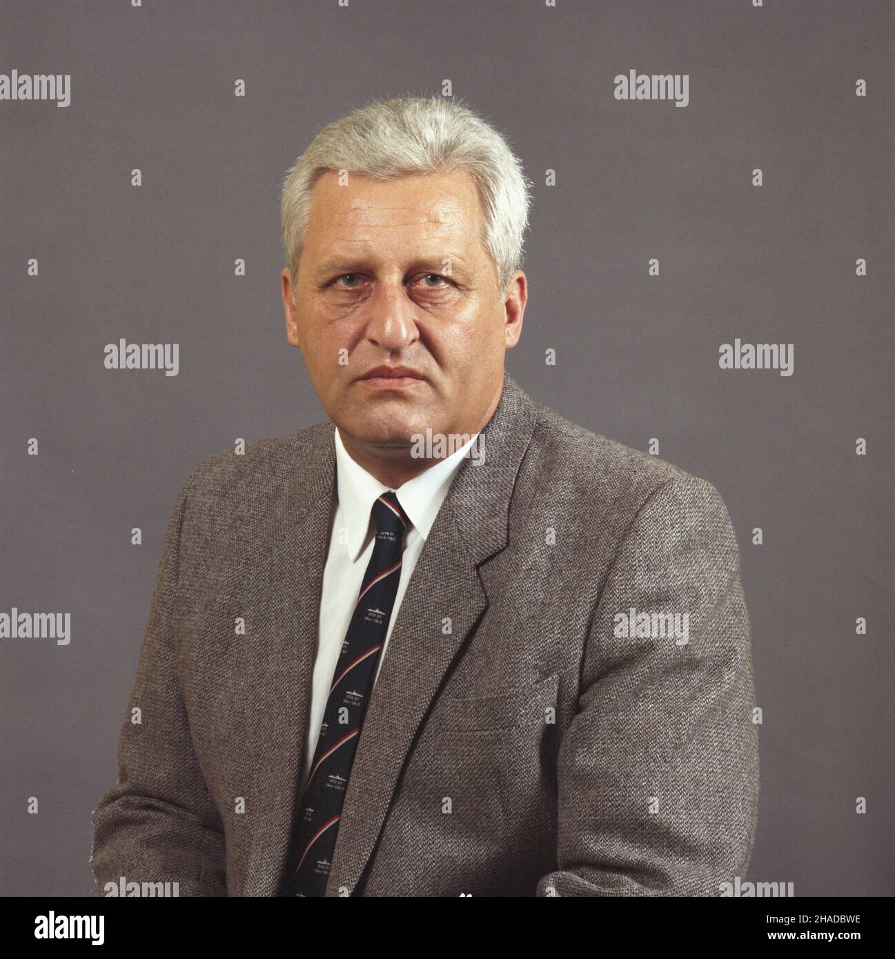 Warszawa 07,1990. Minister obrony narodowej wiceadmira³ Piotr Ko³odziejczyk. wb PAP/Ireneusz Sobieszczuk Jan Bogacz Dok³adny dzieñ wydarzenia nieustalony. Warschau, Juli 1990. Verteidigungsminister, Vizeadmiral Piotr Kolodziejczyk. wb PAP/Ireneusz Sobieszczuk Jan Bogacz Veranstaltungstag unbekannt. Stockfoto