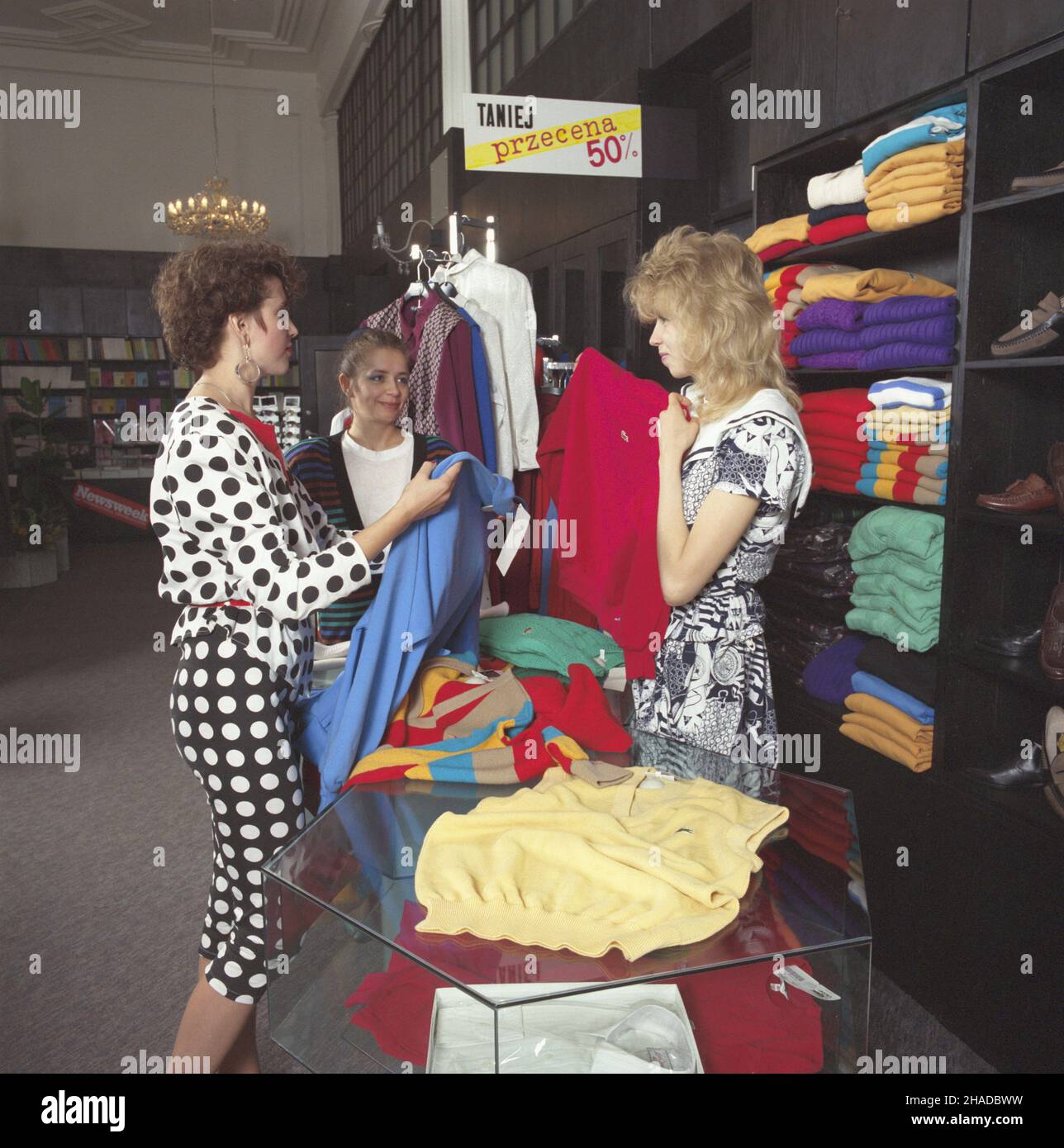 Warszawa 07,1990. Sklep odzie¿owy MarcPol. wb PAP/Ireneusz Sobieszczuk Dok³adny dzieñ wydarzenia nieustalony. Warschau, Juli 1990. Der MarcPol Bekleidungsgeschäft. wb PAP/Ireneusz Sobieszczuk Veranstaltungstag unbekannt. Stockfoto