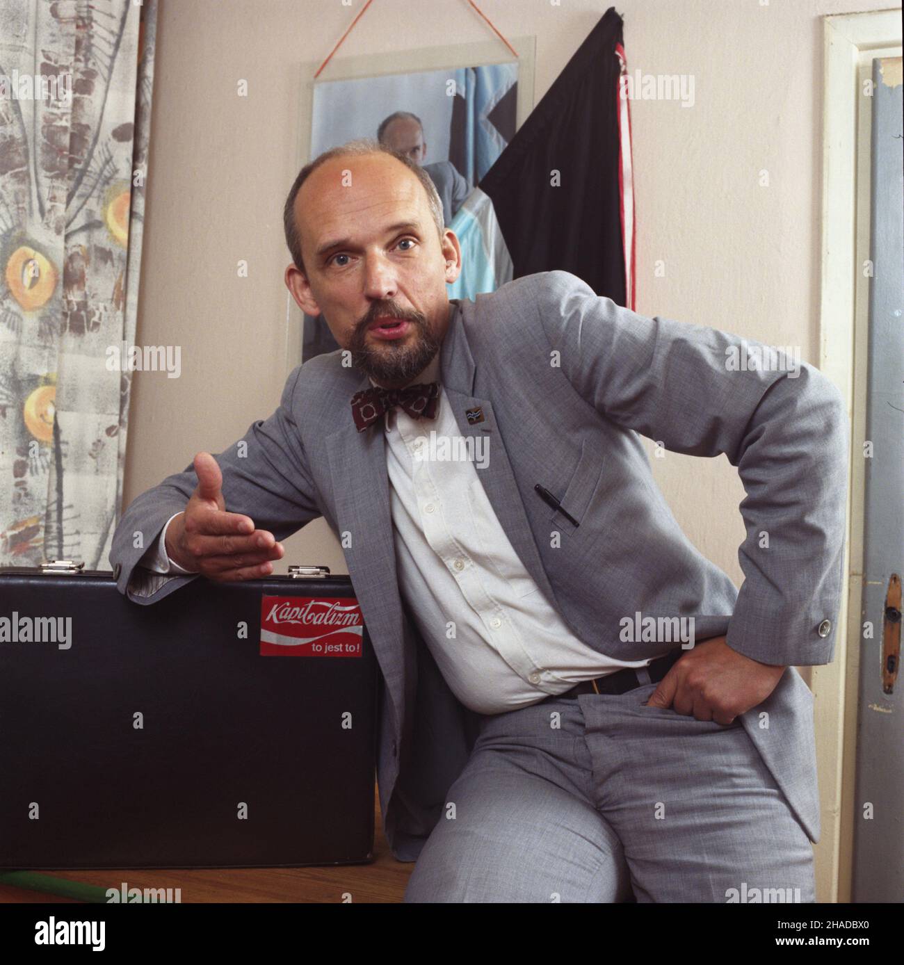 Warszawa 07,1990. Prezes Unii Polityki Realnej Janusz Korwin-Mikke. wb PAP/Ireneusz Sobieszczuk Jan Bogacz Dok³adny dzieñ wydarzenia nieustalony. Warschau, Juli 1990. Präsident der Real Politics Union Janusz Korwin-Mikke. wb PAP/Ireneusz Sobieszczuk Jan Bogacz Veranstaltungstag unbekannt. Stockfoto