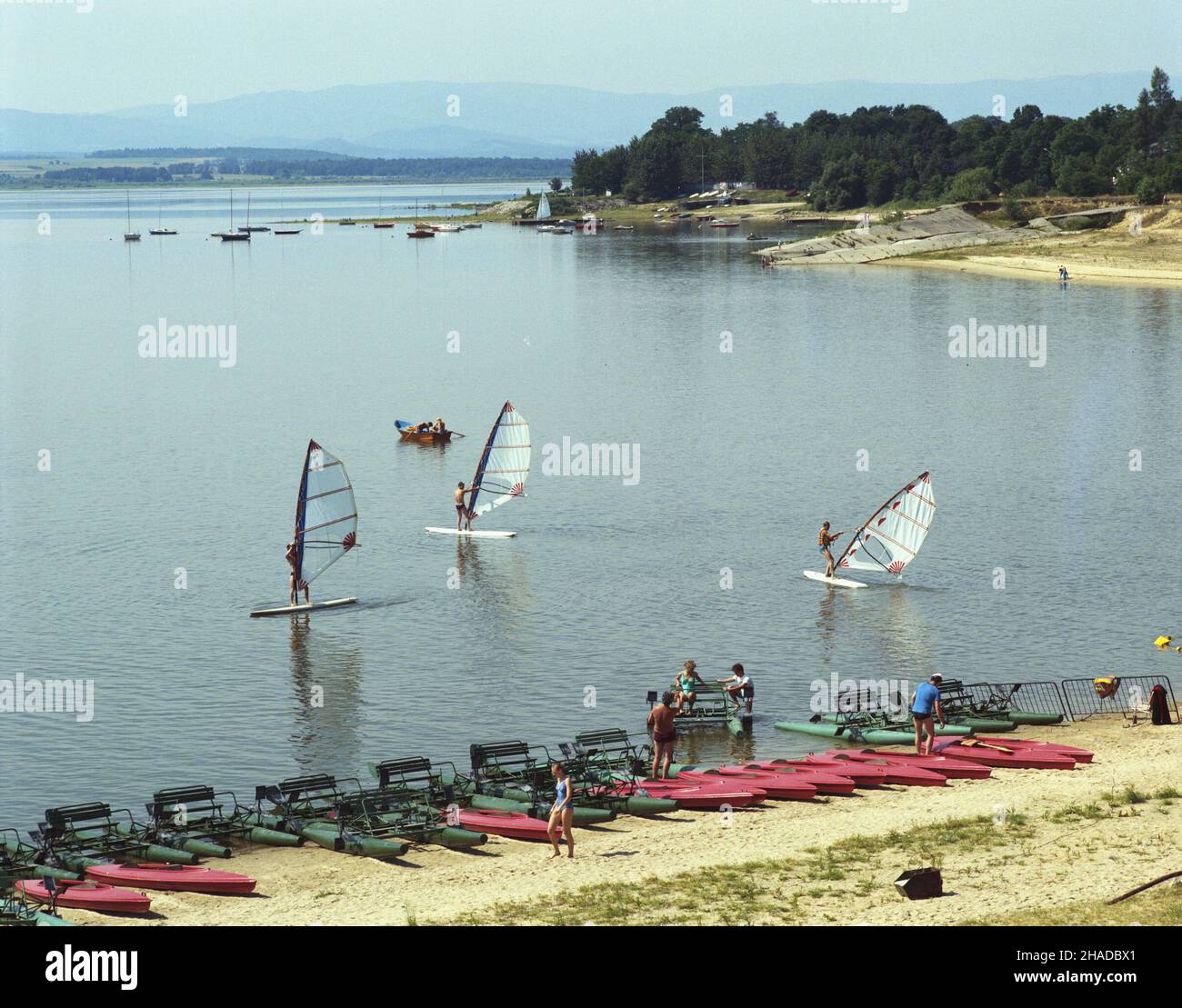 Otmuchów 07,1990. Windsurferzy na Jeziorze Otmuchowskim. wb PAP/Jan Morek Dok³adny dzieñ wydarzenia nieustalony. Otmuchow, Juli 1990. Windsurfer auf dem Otmuchowskie Lake. wb PAP/Jan Morek Veranstaltungstag unbekannt Stockfoto