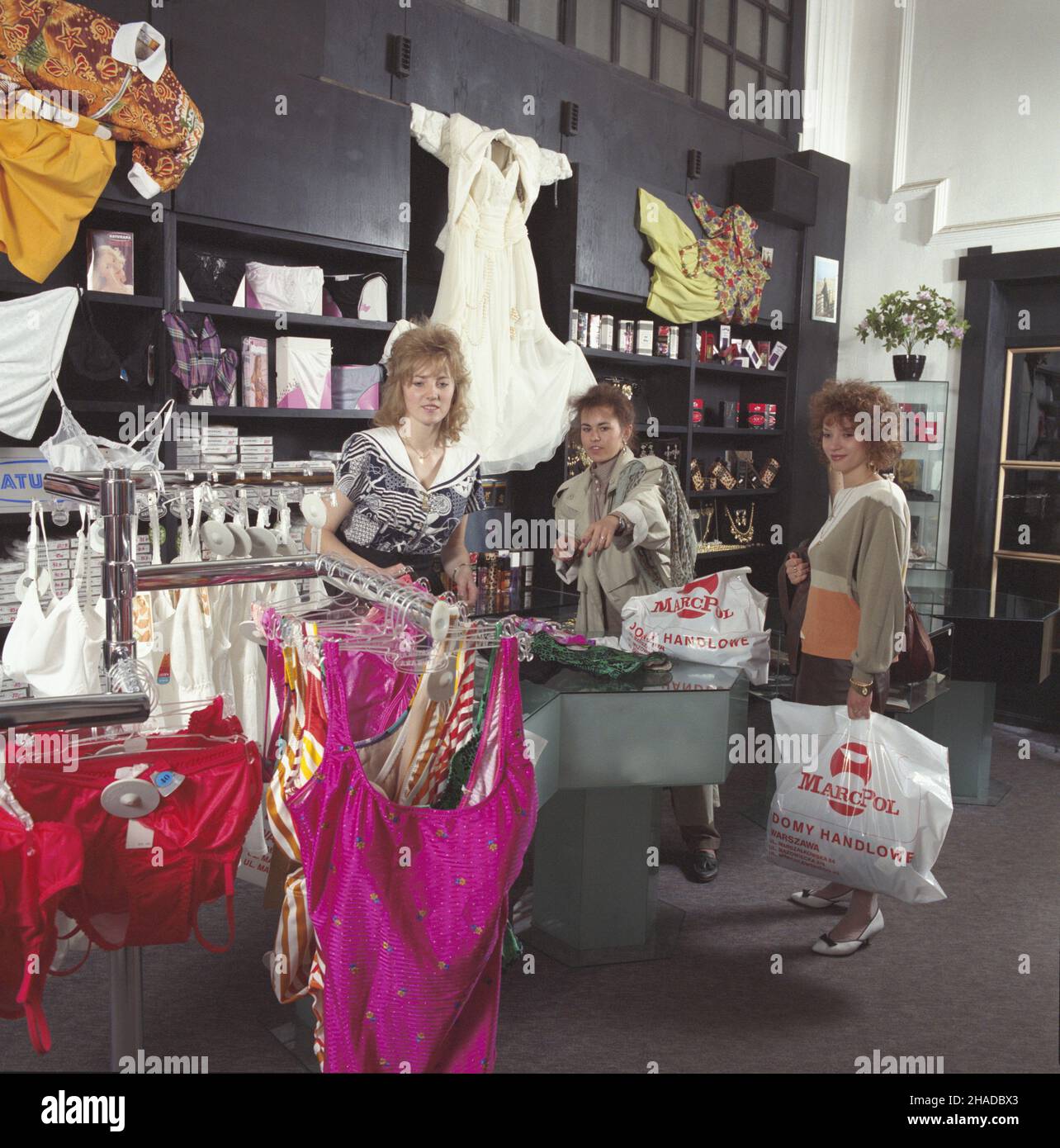 Warszawa 07,1990. Sklep odzie¿owy MarcPol. wb PAP/Ireneusz Sobieszczuk Dok³adny dzieñ wydarzenia nieustalony. Warschau, Juli 1990. Der MarcPol Bekleidungsgeschäft. wb PAP/Ireneusz Sobieszczuk Veranstaltungstag unbekannt. Stockfoto