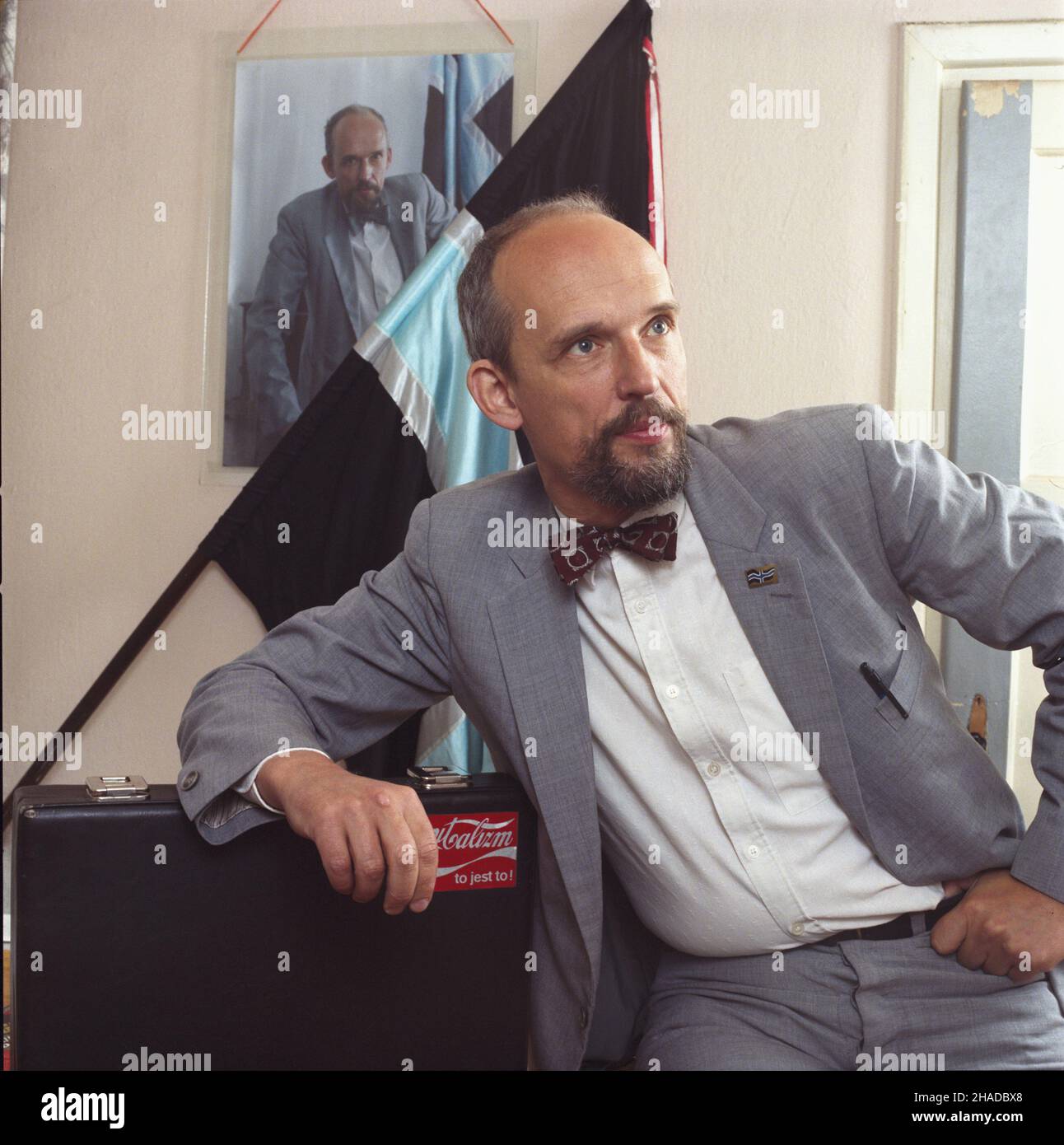 Warszawa 07,1990. Prezes Unii Polityki Realnej Janusz Korwin-Mikke. wb PAP/Ireneusz Sobieszczuk Jan Bogacz Dok³adny dzieñ wydarzenia nieustalony. Warschau, Juli 1990. Präsident der Real Politics Union Janusz Korwin-Mikke. wb PAP/Ireneusz Sobieszczuk Jan Bogacz Veranstaltungstag unbekannt. Stockfoto