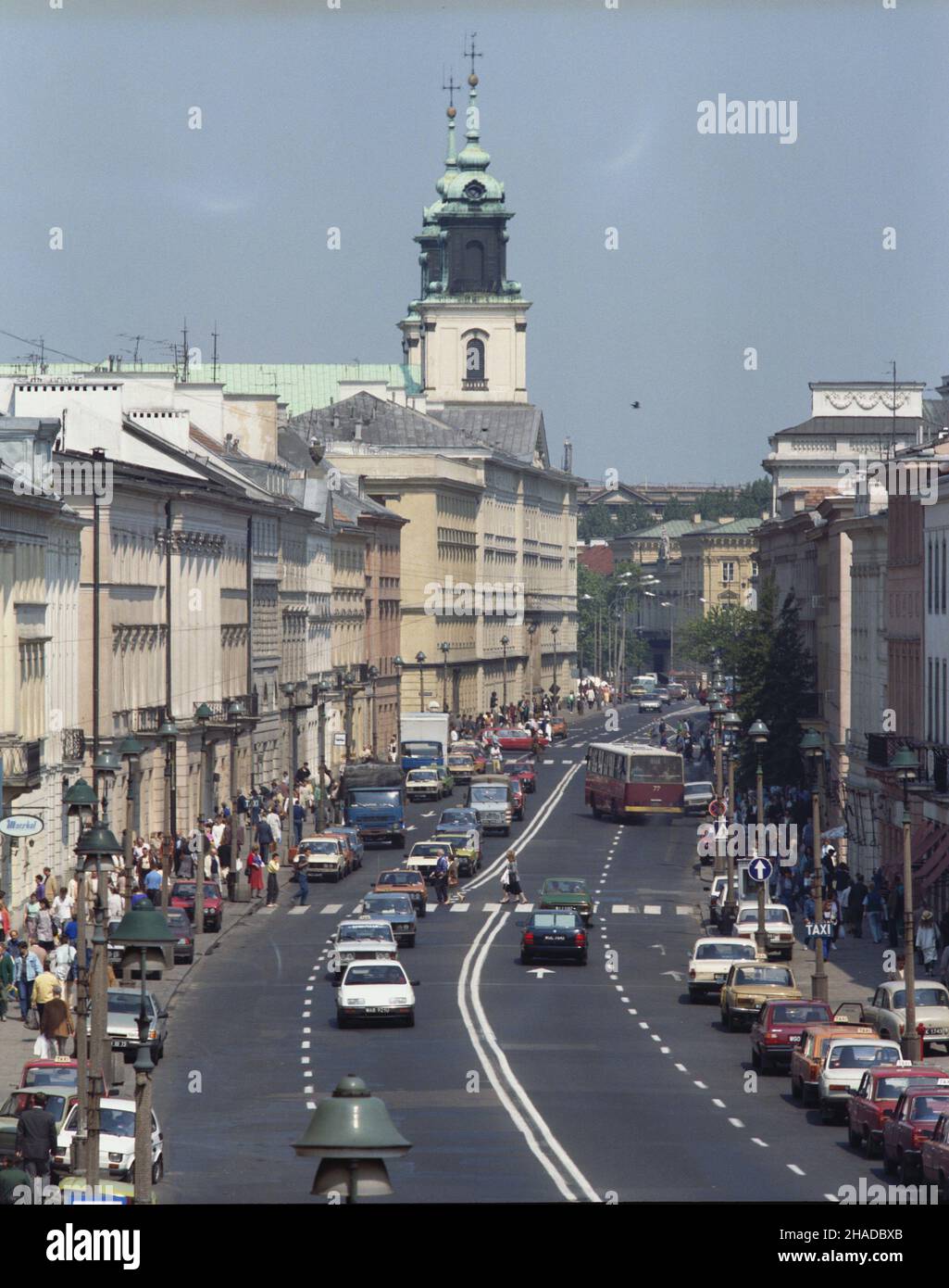 Warszawa 07,1990. Kamienice przy ulicy Nowy Œwiat, w g³êbi koœció³ Œwiêtego Krzy¿a przy Krakowskim Przedmieœciu. wb PAP/Jan Morek Dok³adny dzieñ wydarzenia nieustalony. Warschau, Juli 1990. Mietshäuser in der Nowy Swiat Street, im Hintergrund St Cross Church in der Krakowskie Przedmiescie Street. wb PAP/Jan Morek Veranstaltungstag unbekannt Stockfoto