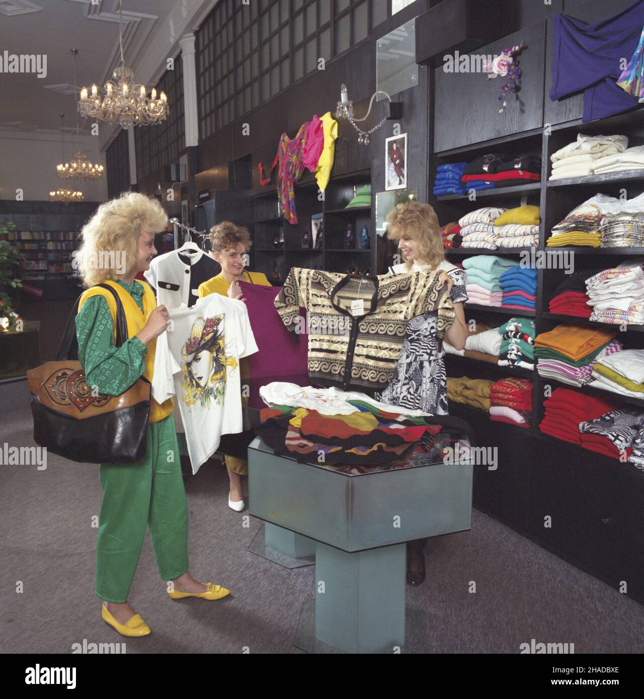 Warszawa 07,1990. Sklep odzie¿owy MarcPol. wb PAP/Ireneusz Sobieszczuk Dok³adny dzieñ wydarzenia nieustalony. Warschau, Juli 1990. Der MarcPol Bekleidungsgeschäft. wb PAP/Ireneusz Sobieszczuk Veranstaltungstag unbekannt. Stockfoto