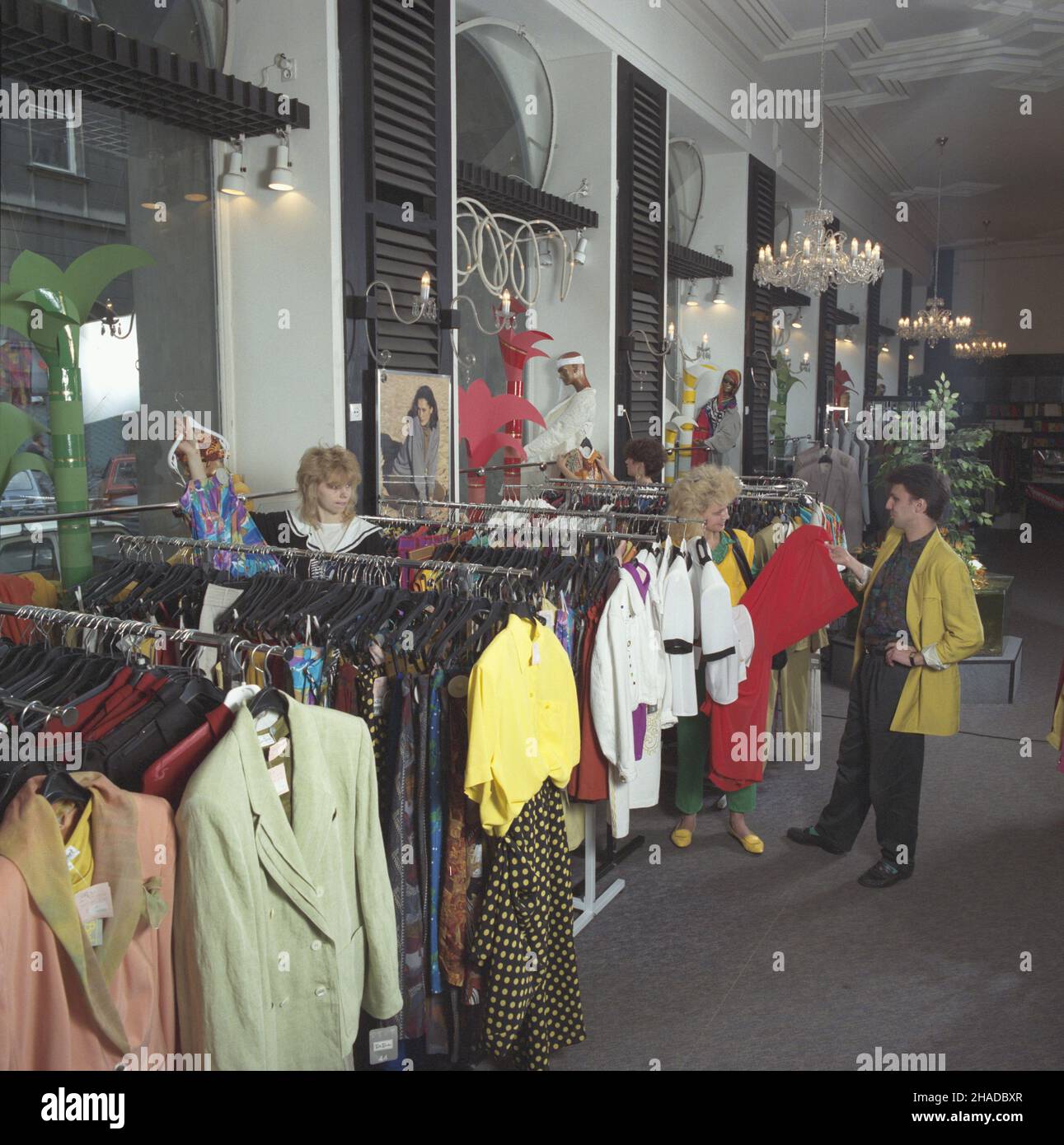 Warszawa 07,1990. Sklep odzie¿owy MarcPol. wb PAP/Ireneusz Sobieszczuk Dok³adny dzieñ wydarzenia nieustalony. Warschau, Juli 1990. Der MarcPol Bekleidungsgeschäft. wb PAP/Ireneusz Sobieszczuk Veranstaltungstag unbekannt. Stockfoto