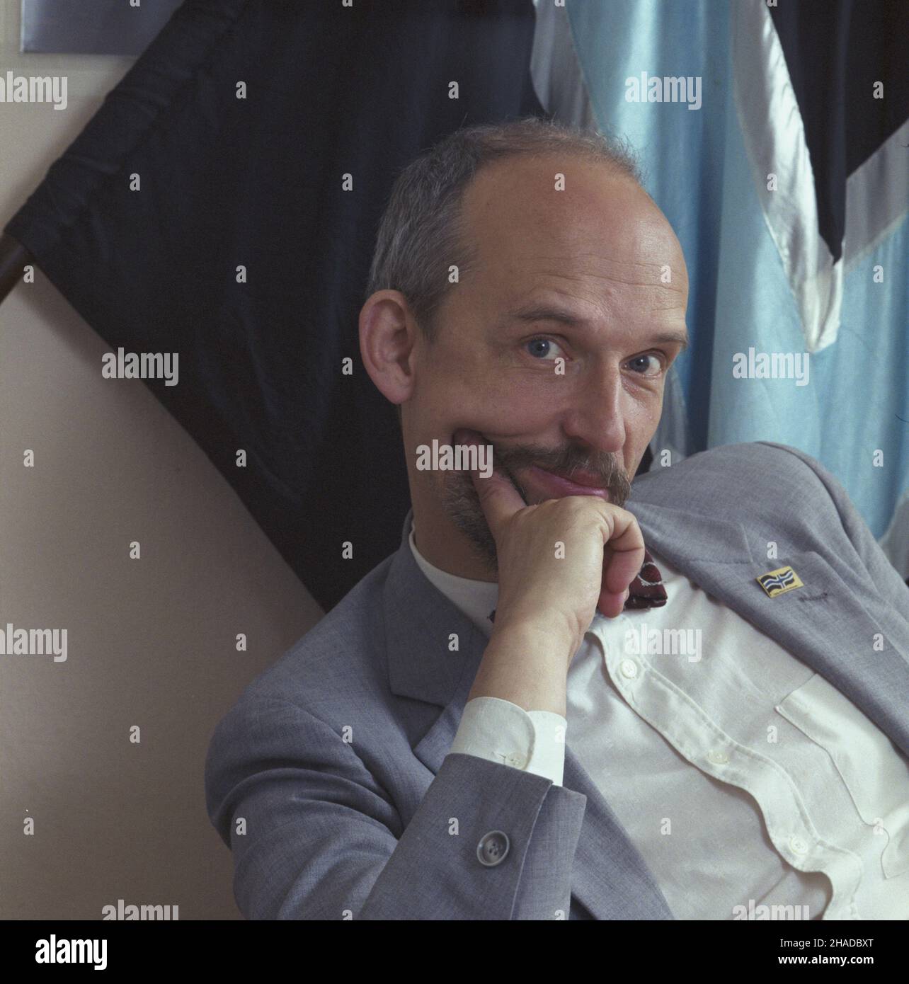 Warszawa 07,1990. Prezes Unii Polityki Realnej Janusz Korwin-Mikke. wb PAP/Ireneusz Sobieszczuk Jan Bogacz Dok³adny dzieñ wydarzenia nieustalony. Warschau, Juli 1990. Präsident der Real Politics Union Janusz Korwin-Mikke. wb PAP/Ireneusz Sobieszczuk Jan Bogacz Veranstaltungstag unbekannt. Stockfoto