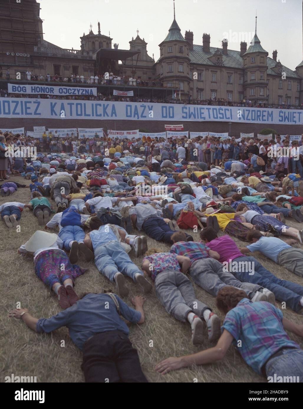Czêstochowa 15.08.1990. Œwiêto Wniebowziêcia Najœwiêtszej Maryi Panny. Pielgrzymki m³odzie¿y U stóp jasnogórskiego klasztoru Paulinów, sanktuarium Najœwiêtszej Maryi Panny Jasnogórskiej, Matki Boskiej Czêstochowskiej. NZ. Oddanie pok³onu Maryi Królowej Polski. mw PAP/Jan Morek Czestochowa, 15. August 1990. Annahmetag. Jugendliche - Pilger am Fuße des Klosters Jasna Gora, dem Heiligtum der Jungfrau Maria von Jasna Gora. Im Bild: Verbeugung vor der Jungfrau Maria, der Königin von Polen. mw PAP/Jan Morek Stockfoto