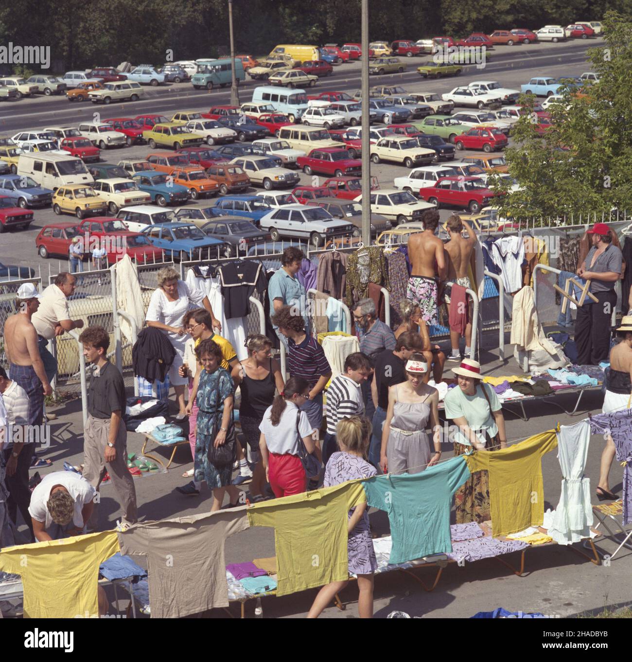 Warszawa 08,1990. Handel na Stadionie Dziesiêciolecia Manifestu Lipcowego (Stadion X-lecia) na Pradze. Na koronie stadionu i b³oniach Bazar zorganizowa³o Przedsiêbiorstwo Przemys³owo-Handlowe i Us³ugowe DAMIS. NZ. pocz¹tki wolnego rynku. mw PAP/Ireneusz Sobieszczuk Dok³adny dzieñ wydarzenia nieustalony. Warschau, August 1990. Handel zum 10th. Jahrestag des Manifesto Stadions im Juli im Bezirk Praga. Der Markt wurde an der Spitze des Stadions und in der Umgebung gemeinsam vom Damis Industrie-, Handels- und Dienstleistungsunternehmen organisiert. Im Bild: Die Anfänge des freien Marktes in Pola Stockfoto