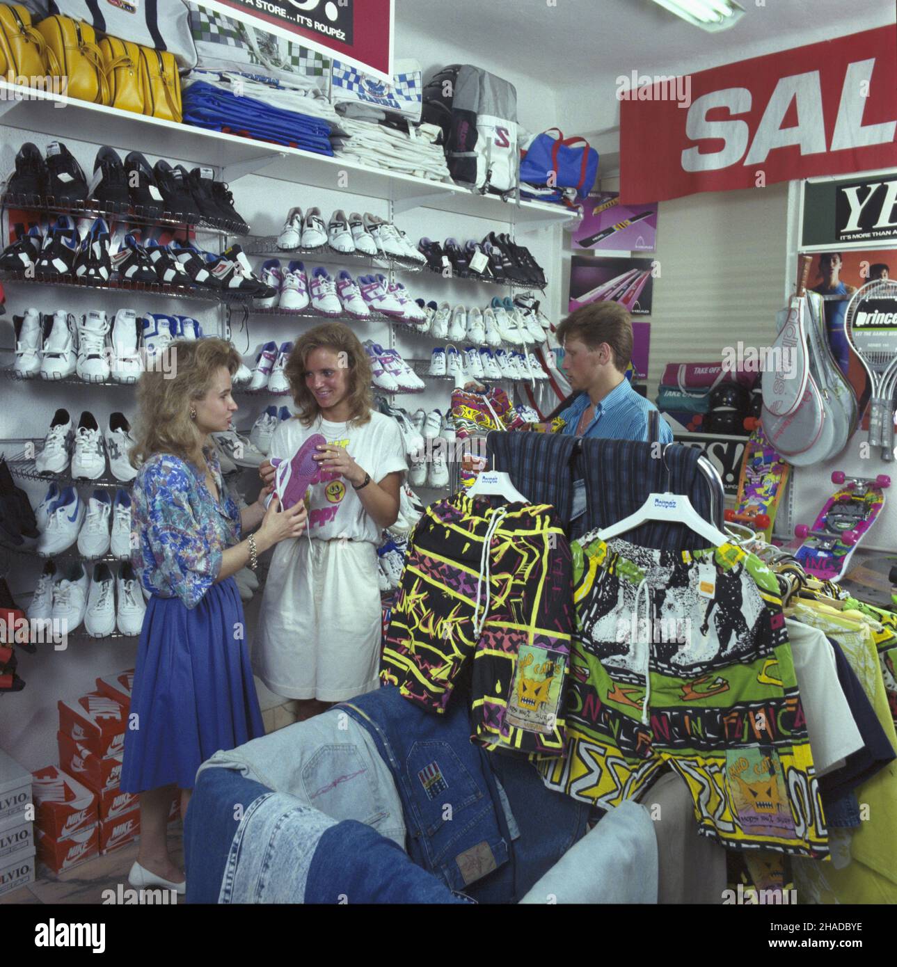 Warszawa 08,1990. Händel w olicy. Spó³ki z kapita³em zagranicznym zmieniaj¹ oblicze rynku, coraz wiêcej towarów zachodnich marek. NZ. Firmowe adidasy, sprzêt i odzie¿ w sklepie sportowym spó³ki polsko-szwedzkiej. mw PAP/Jan Bogacz Ireneusz Sobieszczuk Dok³adny dzieñ wydarzenia nieustalony. Warschau, August 1990. Handel in Warschau. Unternehmen mit ausländischem Kapital verändern das Gesicht des Marktes, da immer mehr im Westen produzierte Waren verfügbar sind. Im Bild: Sportschuhe, Ausrüstung und Kleidung von Marken im Sportgeschäft eines polnisch-schwedischen Unternehmens. mw PAP/Jan Bogacz Ireneusz Sobiesz Stockfoto
