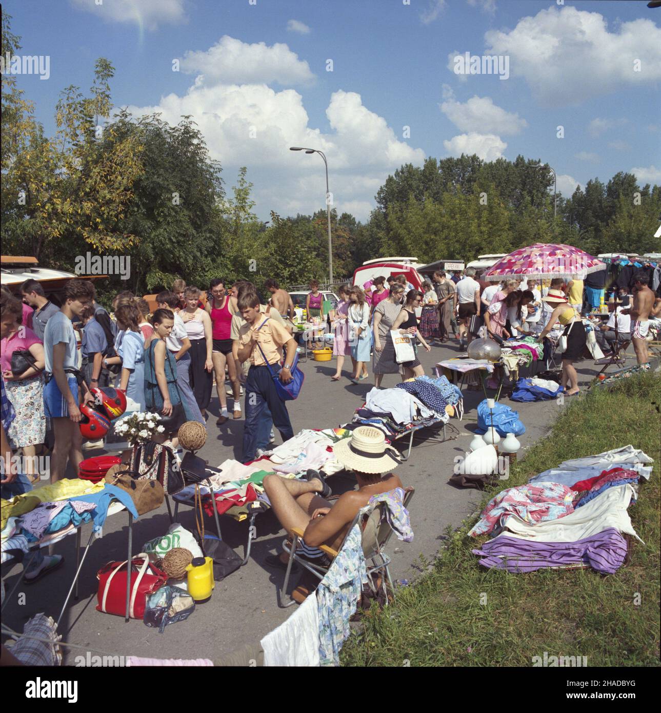 Warszawa 08,1990. Handel na Stadionie Dziesiêciolecia Manifestu Lipcowego (Stadion X-lecia) na Pradze. Na koronie stadionu i b³oniach Bazar zorganizowa³o Przedsiêbiorstwo Przemys³owo-Handlowe i Us³ugowe DAMIS. NZ. pocz¹tki wolnego rynku. mw PAP/Ireneusz Sobieszczuk Dok³adny dzieñ wydarzenia nieustalony. Warschau, August 1990. Handel zum 10th. Jahrestag des Manifesto Stadions im Juli im Bezirk Praga. Der Markt wurde an der Spitze des Stadions und in der Umgebung gemeinsam vom Damis Industrie-, Handels- und Dienstleistungsunternehmen organisiert. Im Bild: Die Anfänge des freien Marktes in Polan Stockfoto