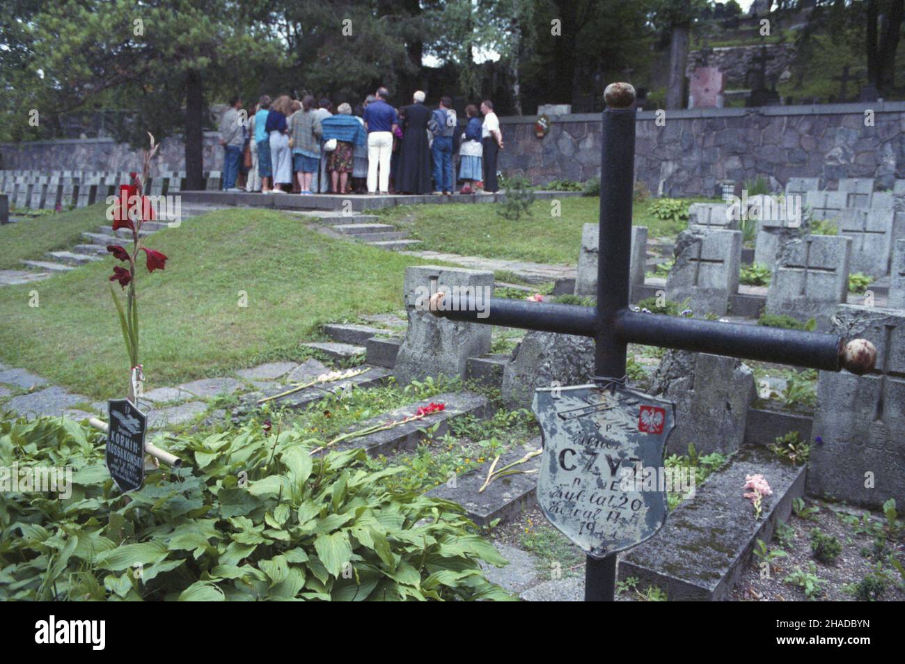 Litwa Wilno 08,1990. Cmentarz na Wileñskiej Rossie, jedna z najbardziej znanych polskich nekropoli narodowych. Spoczywaj¹ tu ¿o³nierze polegli w bojach w latach: 1919, 1920, 1939, 1944. NZ. mogi³y polskich ¿o³nierzy: Szymona Korwin-Kossakowskiego i Zenona czy¿a. mw PAP/Jan Bogacz Dok³adny dzieñ wydarzenia nieustalony. Litauen, Vilnius, August 1990. Der Vilnius Rasos Friedhof, einer der bekanntesten polnischen Nationalfriedhöfe mit Gräbern von Soldaten, die bei den Kämpfen in den Jahren 1919, 1920, 1939 und 1944 getötet wurden. Im Bild: Gräber polnischer Soldaten - Szymon Korwin-Kossakowski und Zenon Czyz. M Stockfoto